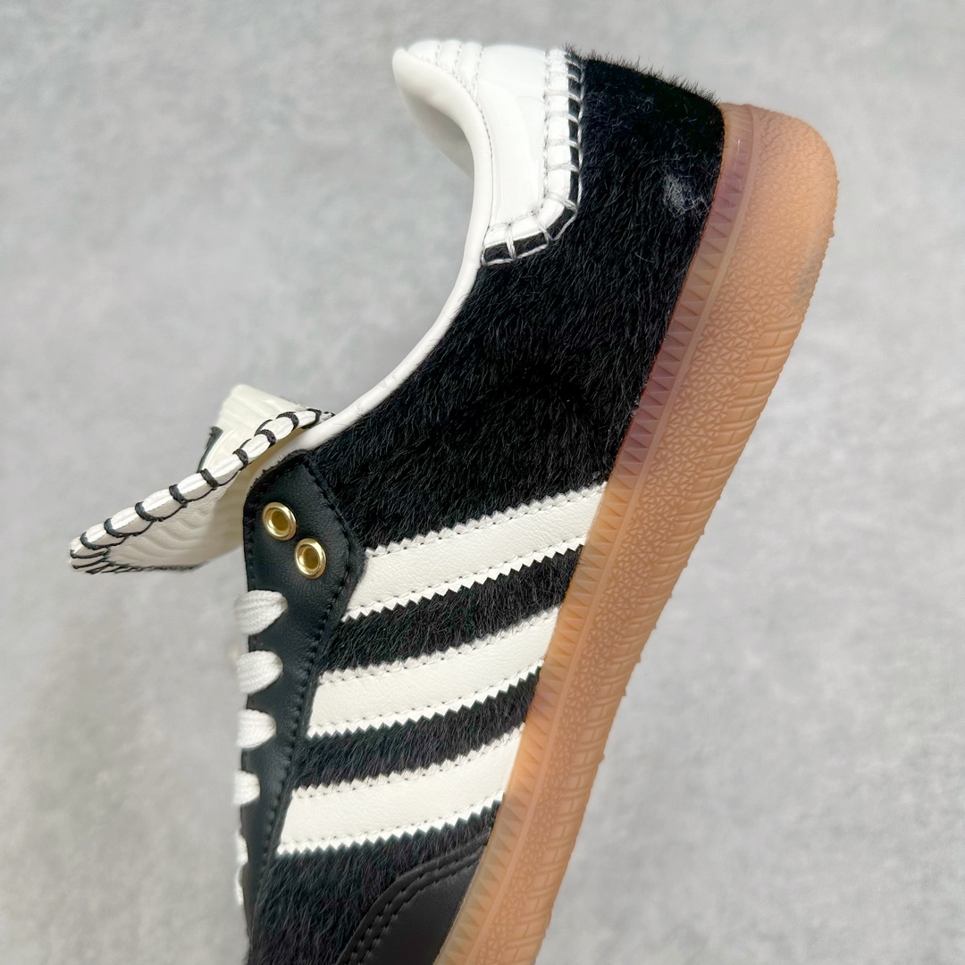 图片[7]-＃福利特价 Wales Bonner x AD Originals Samba Classic 桑巴舞系列绅士德训足球风百搭低帮休闲运动板鞋 伦敦时装品牌 Wales Bonner 携手Originals 打造 2022 最新春夏联名系列。本次为双方的第四度合作，灵感汲取了设计师 Grace Wales Bonner 对于 70、80 年代 Burkina Faso 音乐、摄影方面的研究，选择 Country 与 Samba 两双经典鞋款进行打造。随着 SAMBA 热风的不断席卷，不少品牌与 adidas Originals 的例行合作款式也逐渐受人关注。目前已经曝光两款全新合作鞋款的 Wales Bonner 如今再度曝光一款全新配色 SAMBA 联名。此次合作款式主打亮银反光配色，丝线编织三道杠以及加长鞋舌设计，想必穿着起来回头率也是不低！尺码：36 36⅔ 37⅓ 38 38⅔ 39⅓ 40 40⅔ 41⅓ 42 42⅔ 43⅓ 44 44⅔ 45-选品中心