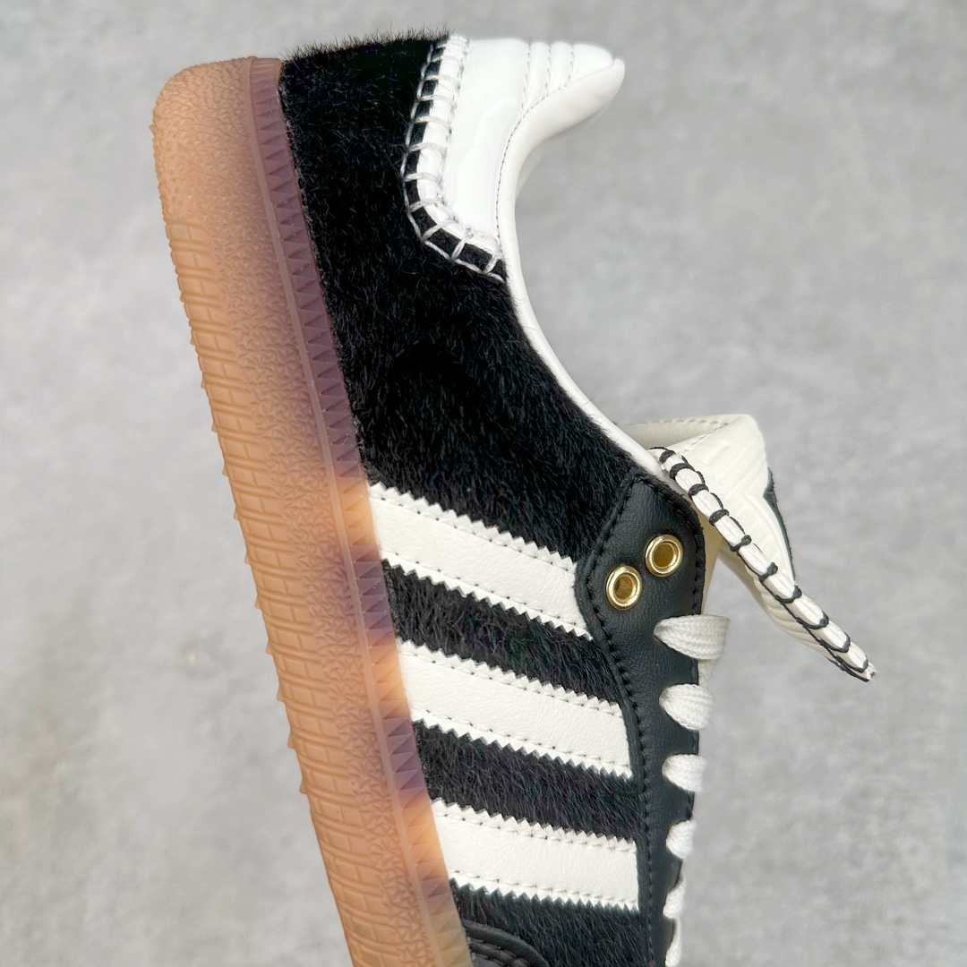 图片[6]-＃福利特价 Wales Bonner x AD Originals Samba Classic 桑巴舞系列绅士德训足球风百搭低帮休闲运动板鞋 伦敦时装品牌 Wales Bonner 携手Originals 打造 2022 最新春夏联名系列。本次为双方的第四度合作，灵感汲取了设计师 Grace Wales Bonner 对于 70、80 年代 Burkina Faso 音乐、摄影方面的研究，选择 Country 与 Samba 两双经典鞋款进行打造。随着 SAMBA 热风的不断席卷，不少品牌与 adidas Originals 的例行合作款式也逐渐受人关注。目前已经曝光两款全新合作鞋款的 Wales Bonner 如今再度曝光一款全新配色 SAMBA 联名。此次合作款式主打亮银反光配色，丝线编织三道杠以及加长鞋舌设计，想必穿着起来回头率也是不低！尺码：36 36⅔ 37⅓ 38 38⅔ 39⅓ 40 40⅔ 41⅓ 42 42⅔ 43⅓ 44 44⅔ 45-选品中心