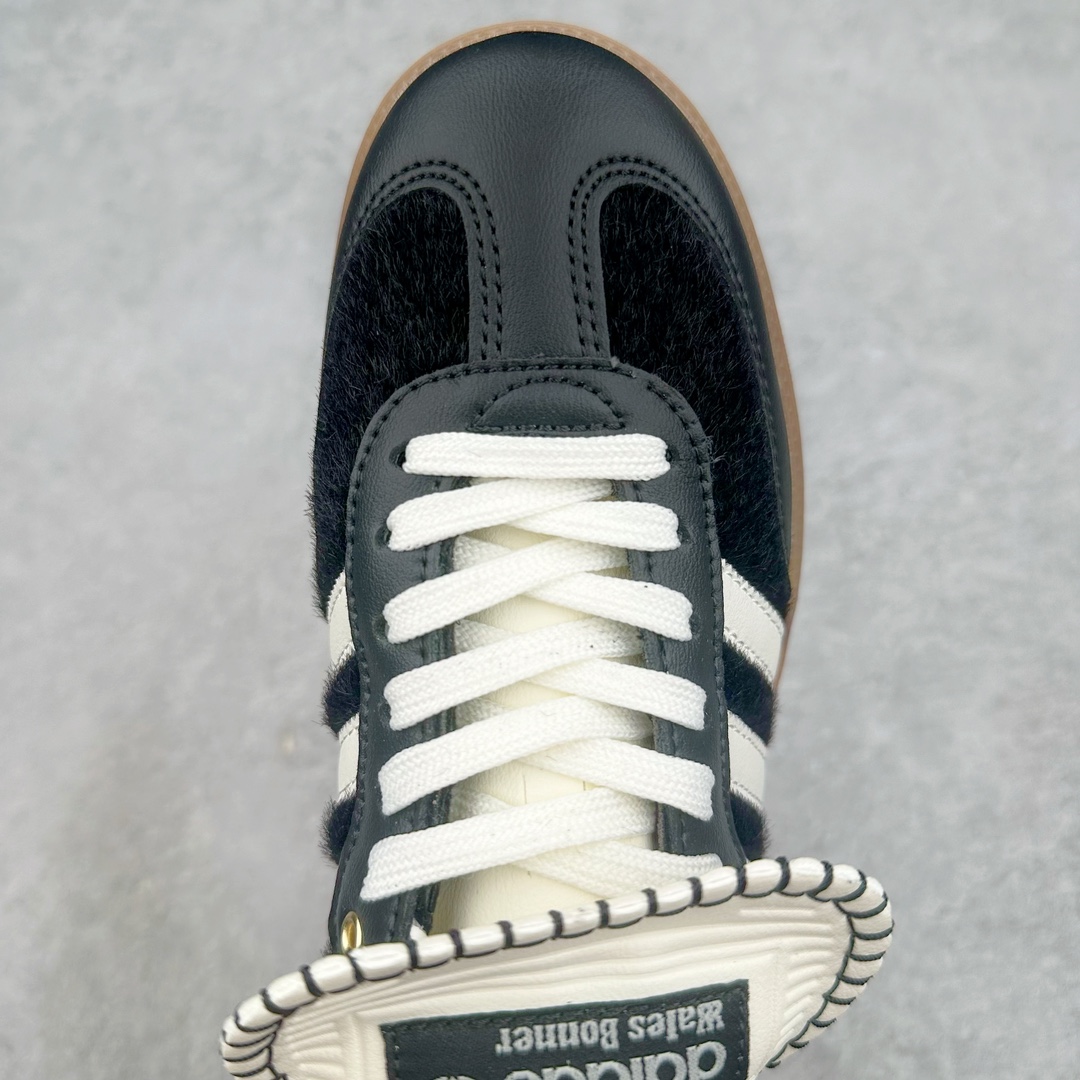 图片[4]-＃福利特价 Wales Bonner x AD Originals Samba Classic 桑巴舞系列绅士德训足球风百搭低帮休闲运动板鞋 伦敦时装品牌 Wales Bonner 携手Originals 打造 2022 最新春夏联名系列。本次为双方的第四度合作，灵感汲取了设计师 Grace Wales Bonner 对于 70、80 年代 Burkina Faso 音乐、摄影方面的研究，选择 Country 与 Samba 两双经典鞋款进行打造。随着 SAMBA 热风的不断席卷，不少品牌与 adidas Originals 的例行合作款式也逐渐受人关注。目前已经曝光两款全新合作鞋款的 Wales Bonner 如今再度曝光一款全新配色 SAMBA 联名。此次合作款式主打亮银反光配色，丝线编织三道杠以及加长鞋舌设计，想必穿着起来回头率也是不低！尺码：36 36⅔ 37⅓ 38 38⅔ 39⅓ 40 40⅔ 41⅓ 42 42⅔ 43⅓ 44 44⅔ 45-选品中心