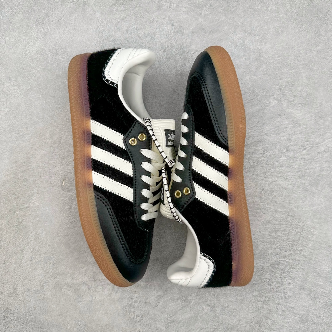 图片[3]-＃福利特价 Wales Bonner x AD Originals Samba Classic 桑巴舞系列绅士德训足球风百搭低帮休闲运动板鞋 伦敦时装品牌 Wales Bonner 携手Originals 打造 2022 最新春夏联名系列。本次为双方的第四度合作，灵感汲取了设计师 Grace Wales Bonner 对于 70、80 年代 Burkina Faso 音乐、摄影方面的研究，选择 Country 与 Samba 两双经典鞋款进行打造。随着 SAMBA 热风的不断席卷，不少品牌与 adidas Originals 的例行合作款式也逐渐受人关注。目前已经曝光两款全新合作鞋款的 Wales Bonner 如今再度曝光一款全新配色 SAMBA 联名。此次合作款式主打亮银反光配色，丝线编织三道杠以及加长鞋舌设计，想必穿着起来回头率也是不低！尺码：36 36⅔ 37⅓ 38 38⅔ 39⅓ 40 40⅔ 41⅓ 42 42⅔ 43⅓ 44 44⅔ 45-选品中心