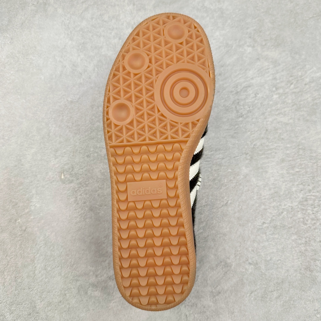 图片[9]-＃福利特价 Wales Bonner x AD Originals Samba Classic 桑巴舞系列绅士德训足球风百搭低帮休闲运动板鞋 伦敦时装品牌 Wales Bonner 携手Originals 打造 2022 最新春夏联名系列。本次为双方的第四度合作，灵感汲取了设计师 Grace Wales Bonner 对于 70、80 年代 Burkina Faso 音乐、摄影方面的研究，选择 Country 与 Samba 两双经典鞋款进行打造。随着 SAMBA 热风的不断席卷，不少品牌与 adidas Originals 的例行合作款式也逐渐受人关注。目前已经曝光两款全新合作鞋款的 Wales Bonner 如今再度曝光一款全新配色 SAMBA 联名。此次合作款式主打亮银反光配色，丝线编织三道杠以及加长鞋舌设计，想必穿着起来回头率也是不低！尺码：36 36⅔ 37⅓ 38 38⅔ 39⅓ 40 40⅔ 41⅓ 42 42⅔ 43⅓ 44 44⅔ 45-选品中心