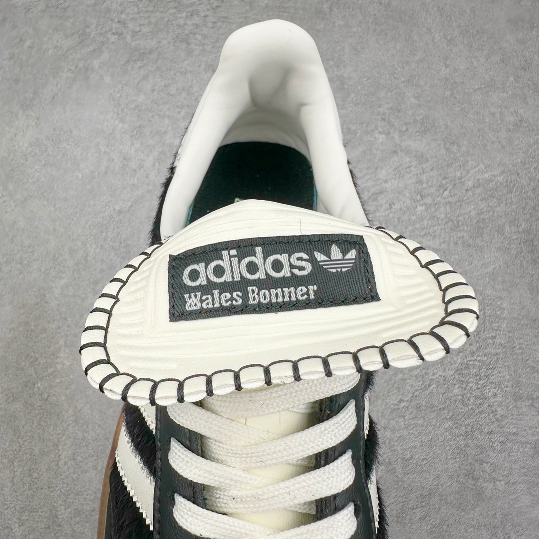 图片[5]-＃福利特价 Wales Bonner x AD Originals Samba Classic 桑巴舞系列绅士德训足球风百搭低帮休闲运动板鞋 伦敦时装品牌 Wales Bonner 携手Originals 打造 2022 最新春夏联名系列。本次为双方的第四度合作，灵感汲取了设计师 Grace Wales Bonner 对于 70、80 年代 Burkina Faso 音乐、摄影方面的研究，选择 Country 与 Samba 两双经典鞋款进行打造。随着 SAMBA 热风的不断席卷，不少品牌与 adidas Originals 的例行合作款式也逐渐受人关注。目前已经曝光两款全新合作鞋款的 Wales Bonner 如今再度曝光一款全新配色 SAMBA 联名。此次合作款式主打亮银反光配色，丝线编织三道杠以及加长鞋舌设计，想必穿着起来回头率也是不低！尺码：36 36⅔ 37⅓ 38 38⅔ 39⅓ 40 40⅔ 41⅓ 42 42⅔ 43⅓ 44 44⅔ 45-选品中心