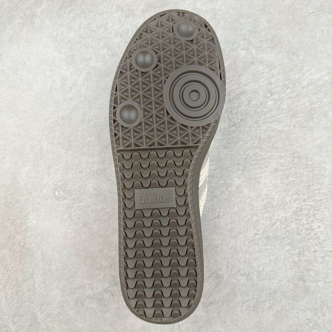 图片[9]-＃福利特价 Wales Bonner x AD Originals Samba Classic 桑巴舞系列绅士德训足球风百搭低帮休闲运动板鞋 伦敦时装品牌 Wales Bonner 携手Originals 打造 2022 最新春夏联名系列。本次为双方的第四度合作，灵感汲取了设计师 Grace Wales Bonner 对于 70、80 年代 Burkina Faso 音乐、摄影方面的研究，选择 Country 与 Samba 两双经典鞋款进行打造。随着 SAMBA 热风的不断席卷，不少品牌与 adidas Originals 的例行合作款式也逐渐受人关注。目前已经曝光两款全新合作鞋款的 Wales Bonner 如今再度曝光一款全新配色 SAMBA 联名。此次合作款式主打亮银反光配色，丝线编织三道杠以及加长鞋舌设计，想必穿着起来回头率也是不低！尺码：36⅔ 40⅔ 41⅓ 42 42⅔ 43⅓ 44 44⅔ 45-选品中心