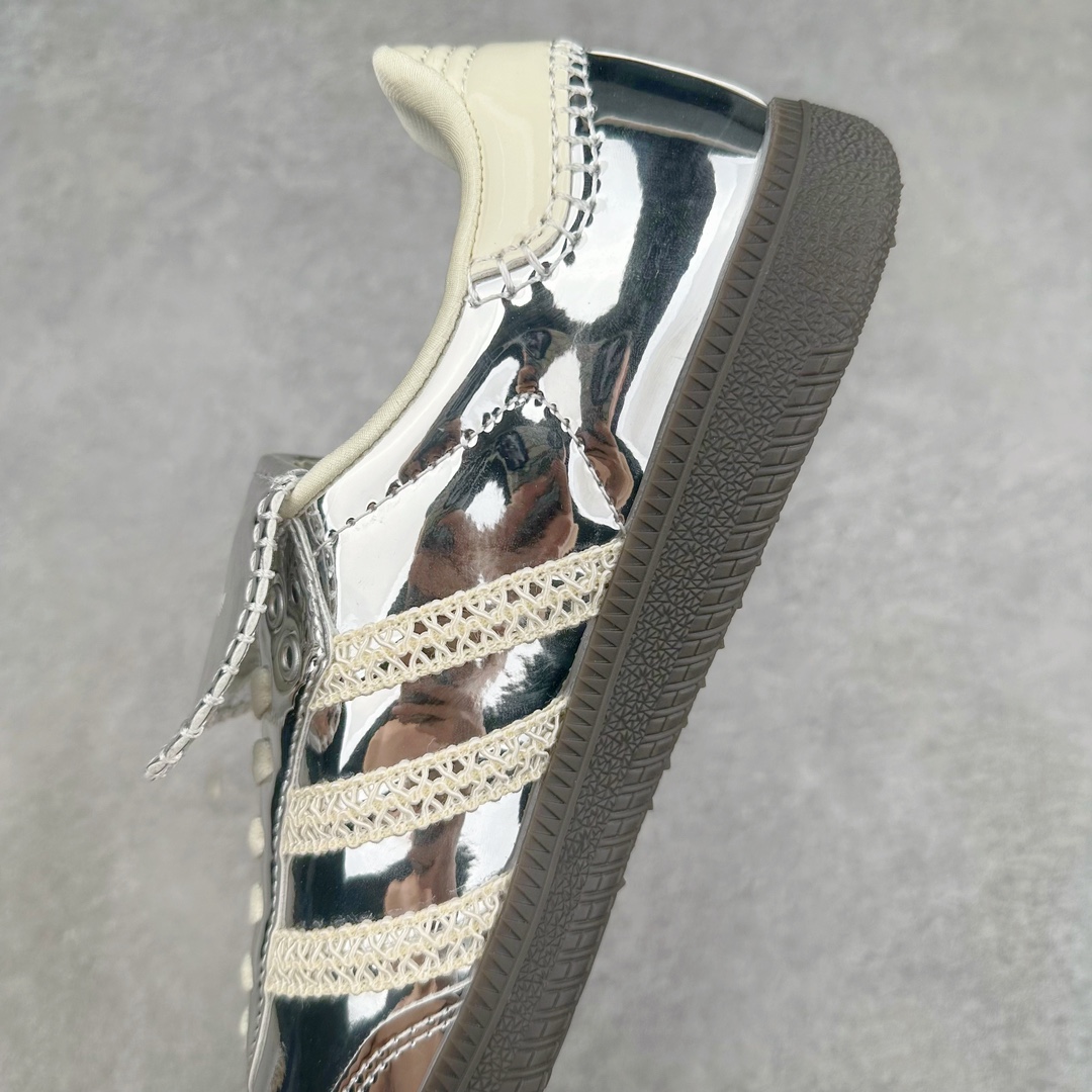 图片[7]-＃福利特价 Wales Bonner x AD Originals Samba Classic 桑巴舞系列绅士德训足球风百搭低帮休闲运动板鞋 伦敦时装品牌 Wales Bonner 携手Originals 打造 2022 最新春夏联名系列。本次为双方的第四度合作，灵感汲取了设计师 Grace Wales Bonner 对于 70、80 年代 Burkina Faso 音乐、摄影方面的研究，选择 Country 与 Samba 两双经典鞋款进行打造。随着 SAMBA 热风的不断席卷，不少品牌与 adidas Originals 的例行合作款式也逐渐受人关注。目前已经曝光两款全新合作鞋款的 Wales Bonner 如今再度曝光一款全新配色 SAMBA 联名。此次合作款式主打亮银反光配色，丝线编织三道杠以及加长鞋舌设计，想必穿着起来回头率也是不低！尺码：36⅔ 40⅔ 41⅓ 42 42⅔ 43⅓ 44 44⅔ 45-选品中心