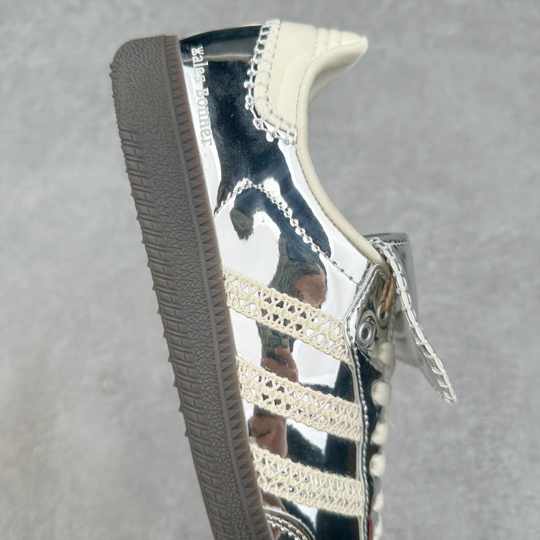 图片[6]-＃福利特价 Wales Bonner x AD Originals Samba Classic 桑巴舞系列绅士德训足球风百搭低帮休闲运动板鞋 伦敦时装品牌 Wales Bonner 携手Originals 打造 2022 最新春夏联名系列。本次为双方的第四度合作，灵感汲取了设计师 Grace Wales Bonner 对于 70、80 年代 Burkina Faso 音乐、摄影方面的研究，选择 Country 与 Samba 两双经典鞋款进行打造。随着 SAMBA 热风的不断席卷，不少品牌与 adidas Originals 的例行合作款式也逐渐受人关注。目前已经曝光两款全新合作鞋款的 Wales Bonner 如今再度曝光一款全新配色 SAMBA 联名。此次合作款式主打亮银反光配色，丝线编织三道杠以及加长鞋舌设计，想必穿着起来回头率也是不低！尺码：36⅔ 40⅔ 41⅓ 42 42⅔ 43⅓ 44 44⅔ 45-选品中心