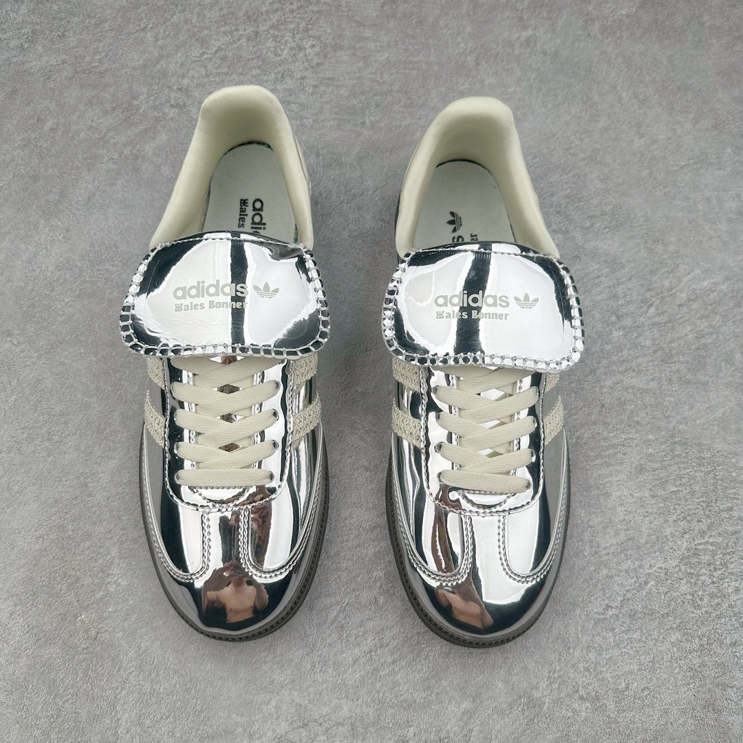 图片[2]-＃福利特价 Wales Bonner x AD Originals Samba Classic 桑巴舞系列绅士德训足球风百搭低帮休闲运动板鞋 伦敦时装品牌 Wales Bonner 携手Originals 打造 2022 最新春夏联名系列。本次为双方的第四度合作，灵感汲取了设计师 Grace Wales Bonner 对于 70、80 年代 Burkina Faso 音乐、摄影方面的研究，选择 Country 与 Samba 两双经典鞋款进行打造。随着 SAMBA 热风的不断席卷，不少品牌与 adidas Originals 的例行合作款式也逐渐受人关注。目前已经曝光两款全新合作鞋款的 Wales Bonner 如今再度曝光一款全新配色 SAMBA 联名。此次合作款式主打亮银反光配色，丝线编织三道杠以及加长鞋舌设计，想必穿着起来回头率也是不低！尺码：36⅔ 40⅔ 41⅓ 42 42⅔ 43⅓ 44 44⅔ 45-选品中心