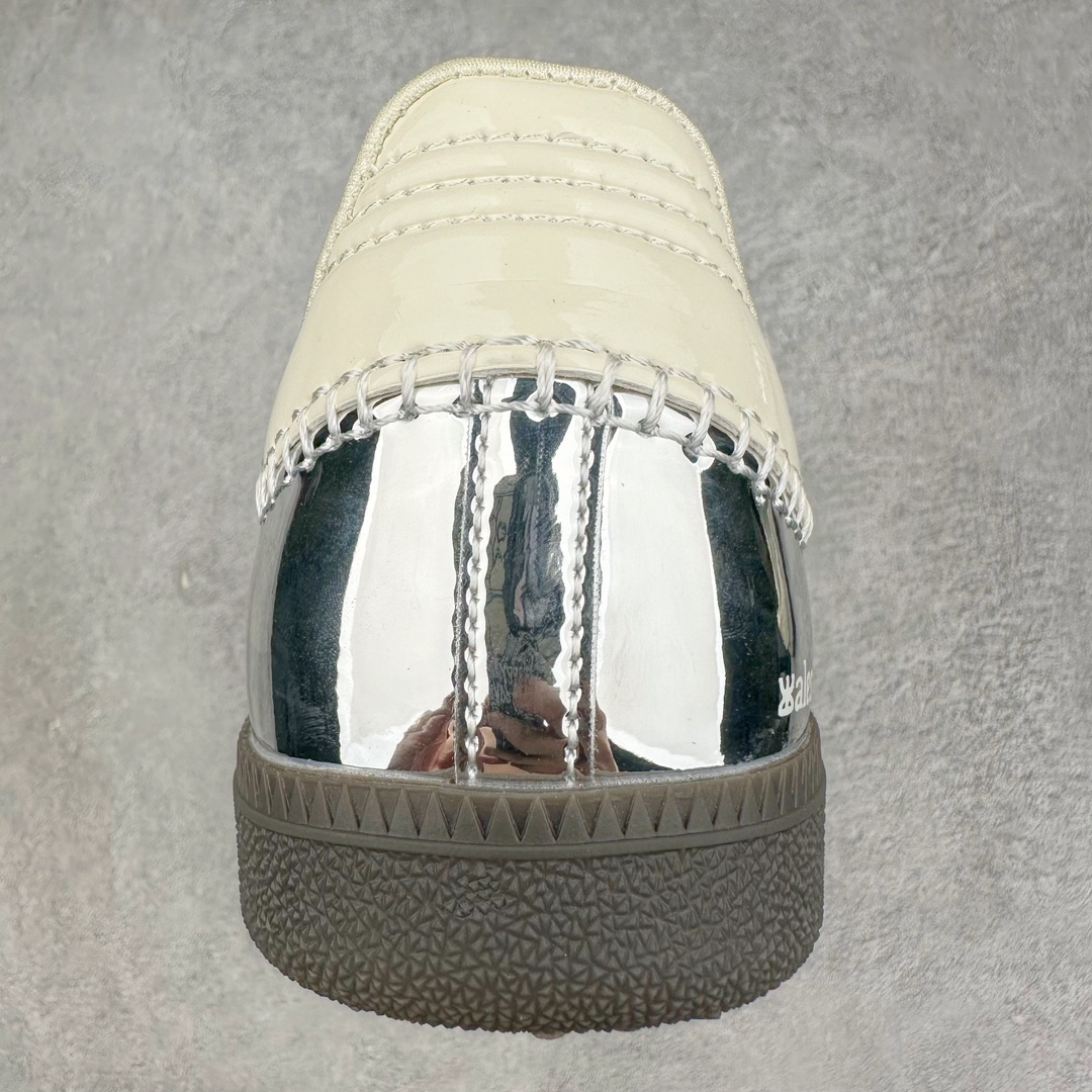 图片[8]-＃福利特价 Wales Bonner x AD Originals Samba Classic 桑巴舞系列绅士德训足球风百搭低帮休闲运动板鞋 伦敦时装品牌 Wales Bonner 携手Originals 打造 2022 最新春夏联名系列。本次为双方的第四度合作，灵感汲取了设计师 Grace Wales Bonner 对于 70、80 年代 Burkina Faso 音乐、摄影方面的研究，选择 Country 与 Samba 两双经典鞋款进行打造。随着 SAMBA 热风的不断席卷，不少品牌与 adidas Originals 的例行合作款式也逐渐受人关注。目前已经曝光两款全新合作鞋款的 Wales Bonner 如今再度曝光一款全新配色 SAMBA 联名。此次合作款式主打亮银反光配色，丝线编织三道杠以及加长鞋舌设计，想必穿着起来回头率也是不低！尺码：36⅔ 40⅔ 41⅓ 42 42⅔ 43⅓ 44 44⅔ 45-选品中心