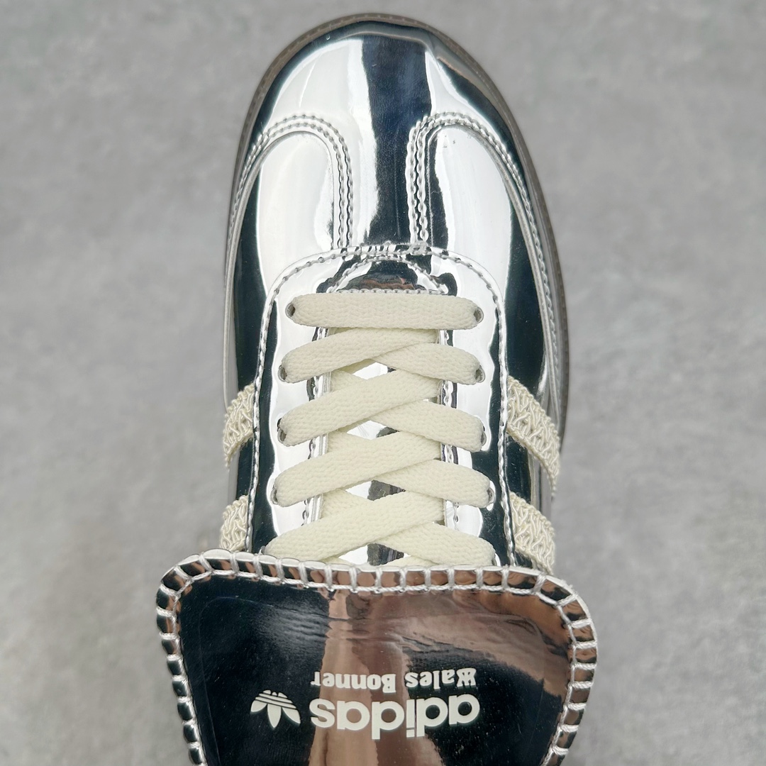 图片[4]-＃福利特价 Wales Bonner x AD Originals Samba Classic 桑巴舞系列绅士德训足球风百搭低帮休闲运动板鞋 伦敦时装品牌 Wales Bonner 携手Originals 打造 2022 最新春夏联名系列。本次为双方的第四度合作，灵感汲取了设计师 Grace Wales Bonner 对于 70、80 年代 Burkina Faso 音乐、摄影方面的研究，选择 Country 与 Samba 两双经典鞋款进行打造。随着 SAMBA 热风的不断席卷，不少品牌与 adidas Originals 的例行合作款式也逐渐受人关注。目前已经曝光两款全新合作鞋款的 Wales Bonner 如今再度曝光一款全新配色 SAMBA 联名。此次合作款式主打亮银反光配色，丝线编织三道杠以及加长鞋舌设计，想必穿着起来回头率也是不低！尺码：36⅔ 40⅔ 41⅓ 42 42⅔ 43⅓ 44 44⅔ 45-选品中心