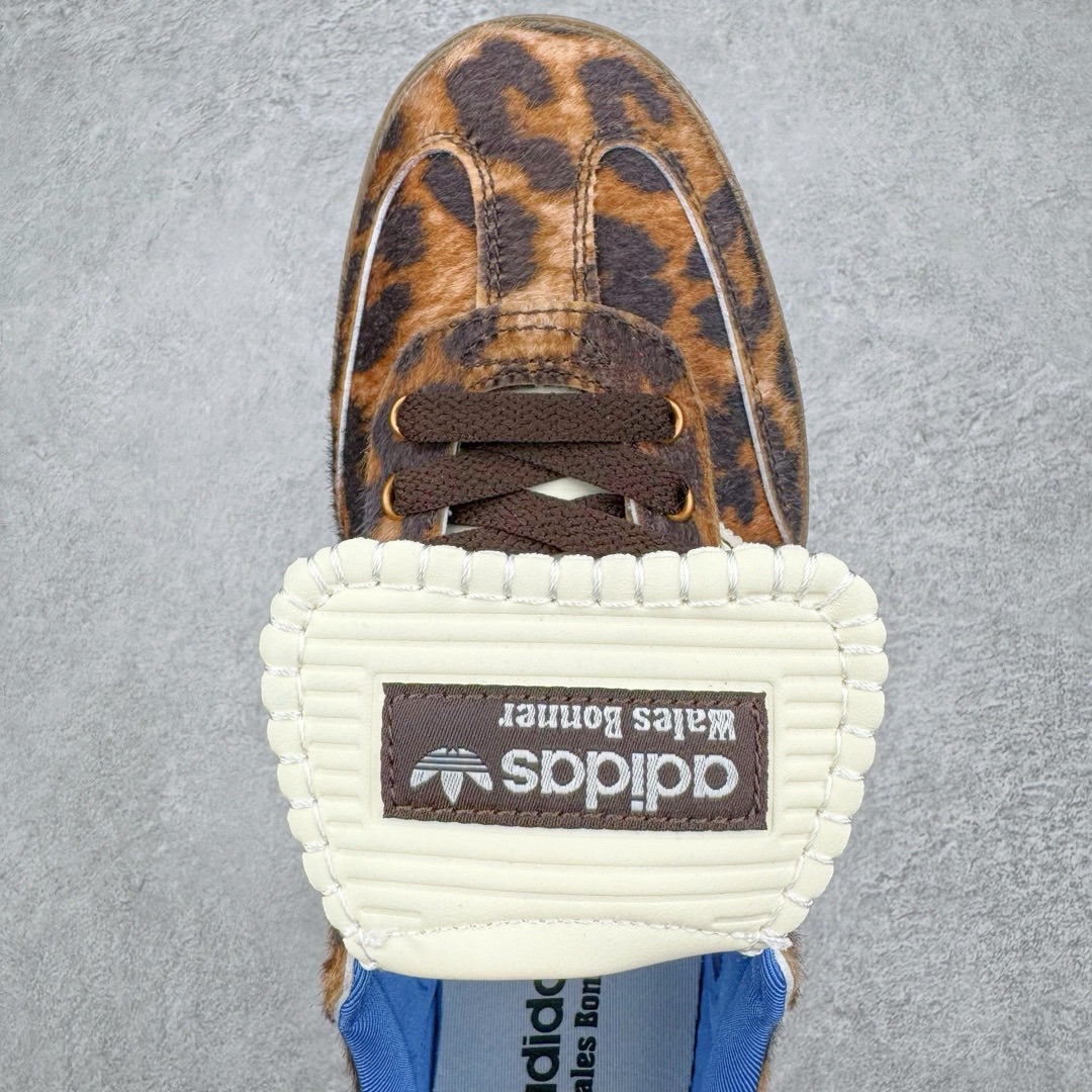 图片[4]-＃福利特价 Wales Bonner x AD Originals Samba Classic 桑巴舞系列绅士德训足球风百搭低帮休闲运动板鞋 伦敦时装品牌 Wales Bonner 携手Originals 打造 2022 最新春夏联名系列。本次为双方的第四度合作，灵感汲取了设计师 Grace Wales Bonner 对于 70、80 年代 Burkina Faso 音乐、摄影方面的研究，选择 Country 与 Samba 两双经典鞋款进行打造。随着 SAMBA 热风的不断席卷，不少品牌与 adidas Originals 的例行合作款式也逐渐受人关注。目前已经曝光两款全新合作鞋款的 Wales Bonner 如今再度曝光一款全新配色 SAMBA 联名。此次合作款式主打亮银反光配色，丝线编织三道杠以及加长鞋舌设计，想必穿着起来回头率也是不低！尺码：36 36⅔ 37⅓ 38 38⅔ 39⅓ 40 40⅔ 41⅓ 42 42⅔ 43⅓ 44 44⅔ 45-选品中心