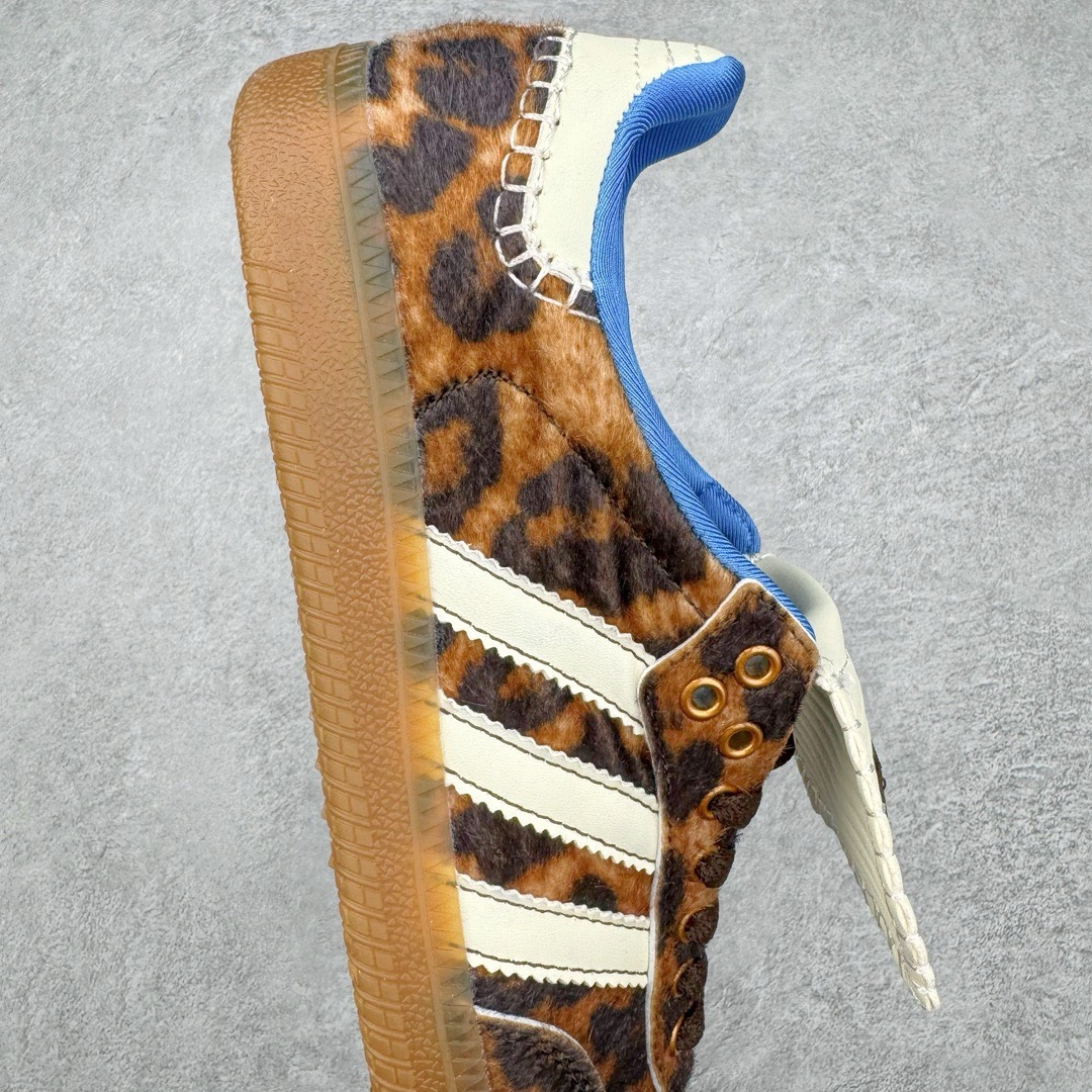 图片[6]-＃福利特价 Wales Bonner x AD Originals Samba Classic 桑巴舞系列绅士德训足球风百搭低帮休闲运动板鞋 伦敦时装品牌 Wales Bonner 携手Originals 打造 2022 最新春夏联名系列。本次为双方的第四度合作，灵感汲取了设计师 Grace Wales Bonner 对于 70、80 年代 Burkina Faso 音乐、摄影方面的研究，选择 Country 与 Samba 两双经典鞋款进行打造。随着 SAMBA 热风的不断席卷，不少品牌与 adidas Originals 的例行合作款式也逐渐受人关注。目前已经曝光两款全新合作鞋款的 Wales Bonner 如今再度曝光一款全新配色 SAMBA 联名。此次合作款式主打亮银反光配色，丝线编织三道杠以及加长鞋舌设计，想必穿着起来回头率也是不低！尺码：36 36⅔ 37⅓ 38 38⅔ 39⅓ 40 40⅔ 41⅓ 42 42⅔ 43⅓ 44 44⅔ 45-选品中心