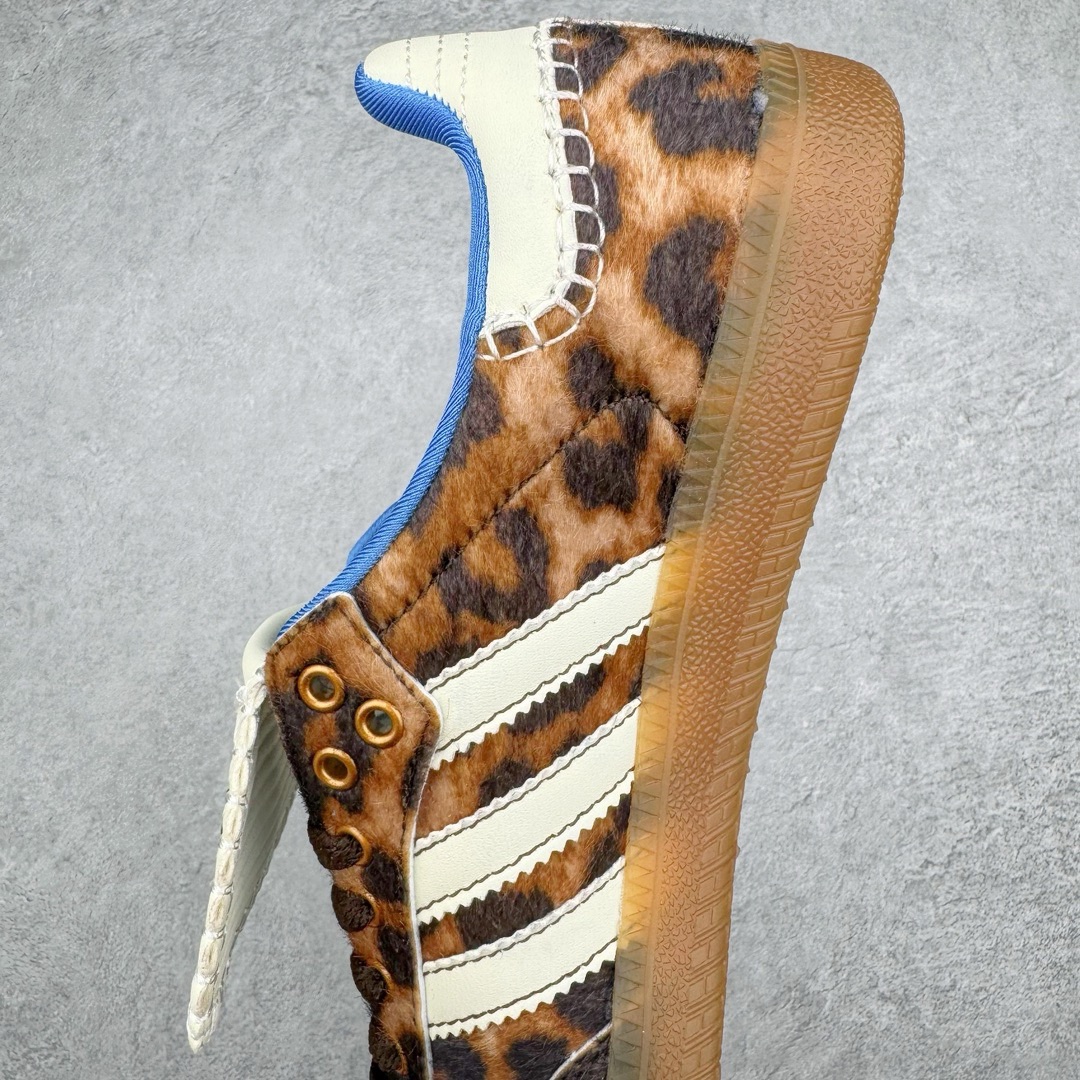 图片[7]-＃福利特价 Wales Bonner x AD Originals Samba Classic 桑巴舞系列绅士德训足球风百搭低帮休闲运动板鞋 伦敦时装品牌 Wales Bonner 携手Originals 打造 2022 最新春夏联名系列。本次为双方的第四度合作，灵感汲取了设计师 Grace Wales Bonner 对于 70、80 年代 Burkina Faso 音乐、摄影方面的研究，选择 Country 与 Samba 两双经典鞋款进行打造。随着 SAMBA 热风的不断席卷，不少品牌与 adidas Originals 的例行合作款式也逐渐受人关注。目前已经曝光两款全新合作鞋款的 Wales Bonner 如今再度曝光一款全新配色 SAMBA 联名。此次合作款式主打亮银反光配色，丝线编织三道杠以及加长鞋舌设计，想必穿着起来回头率也是不低！尺码：36 36⅔ 37⅓ 38 38⅔ 39⅓ 40 40⅔ 41⅓ 42 42⅔ 43⅓ 44 44⅔ 45-选品中心