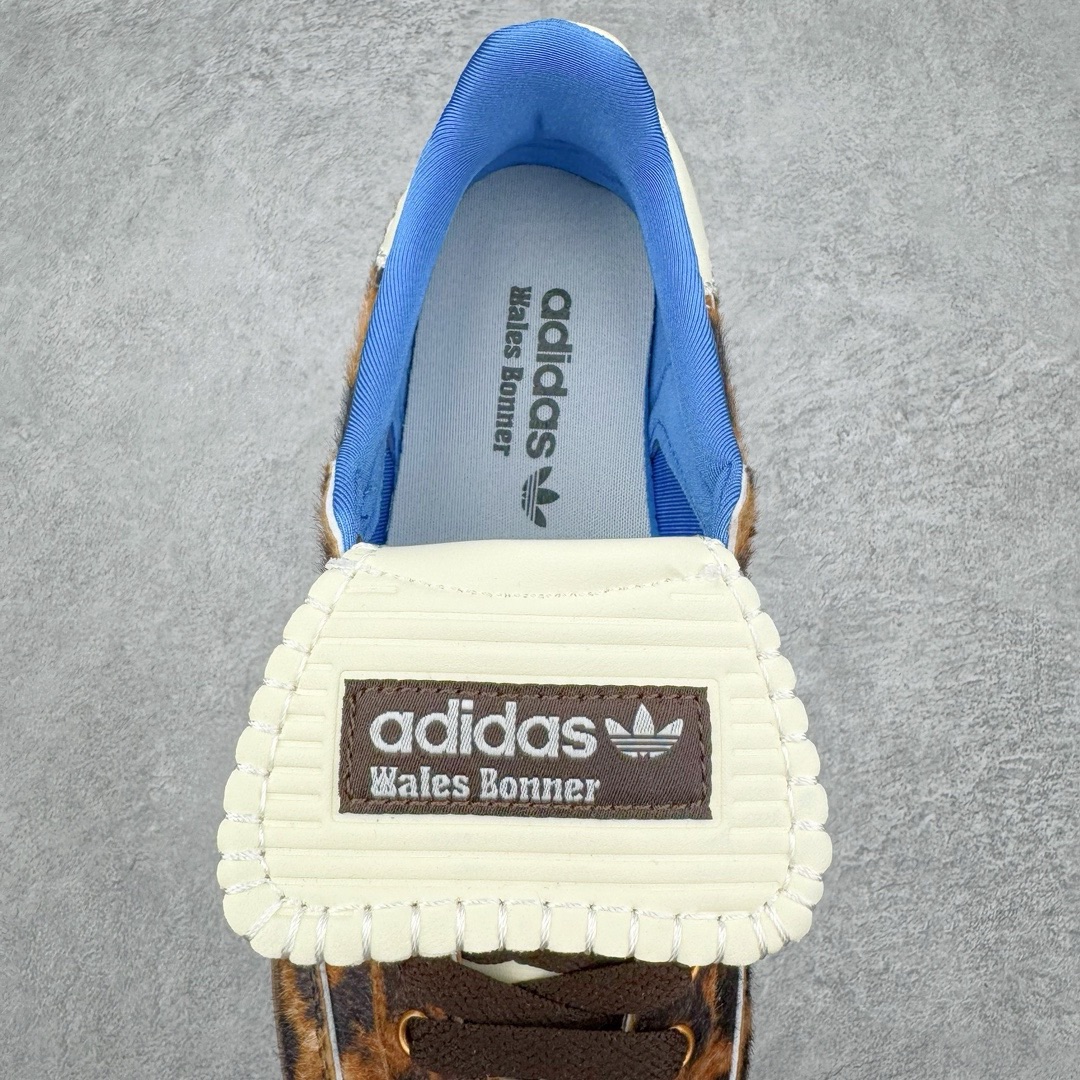 图片[5]-＃福利特价 Wales Bonner x AD Originals Samba Classic 桑巴舞系列绅士德训足球风百搭低帮休闲运动板鞋 伦敦时装品牌 Wales Bonner 携手Originals 打造 2022 最新春夏联名系列。本次为双方的第四度合作，灵感汲取了设计师 Grace Wales Bonner 对于 70、80 年代 Burkina Faso 音乐、摄影方面的研究，选择 Country 与 Samba 两双经典鞋款进行打造。随着 SAMBA 热风的不断席卷，不少品牌与 adidas Originals 的例行合作款式也逐渐受人关注。目前已经曝光两款全新合作鞋款的 Wales Bonner 如今再度曝光一款全新配色 SAMBA 联名。此次合作款式主打亮银反光配色，丝线编织三道杠以及加长鞋舌设计，想必穿着起来回头率也是不低！尺码：36 36⅔ 37⅓ 38 38⅔ 39⅓ 40 40⅔ 41⅓ 42 42⅔ 43⅓ 44 44⅔ 45-选品中心
