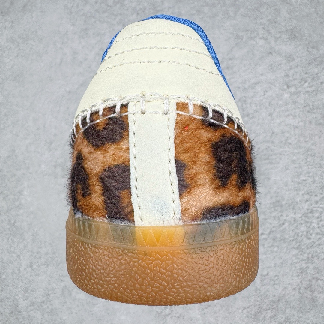 图片[8]-＃福利特价 Wales Bonner x AD Originals Samba Classic 桑巴舞系列绅士德训足球风百搭低帮休闲运动板鞋 伦敦时装品牌 Wales Bonner 携手Originals 打造 2022 最新春夏联名系列。本次为双方的第四度合作，灵感汲取了设计师 Grace Wales Bonner 对于 70、80 年代 Burkina Faso 音乐、摄影方面的研究，选择 Country 与 Samba 两双经典鞋款进行打造。随着 SAMBA 热风的不断席卷，不少品牌与 adidas Originals 的例行合作款式也逐渐受人关注。目前已经曝光两款全新合作鞋款的 Wales Bonner 如今再度曝光一款全新配色 SAMBA 联名。此次合作款式主打亮银反光配色，丝线编织三道杠以及加长鞋舌设计，想必穿着起来回头率也是不低！尺码：36 36⅔ 37⅓ 38 38⅔ 39⅓ 40 40⅔ 41⅓ 42 42⅔ 43⅓ 44 44⅔ 45-选品中心