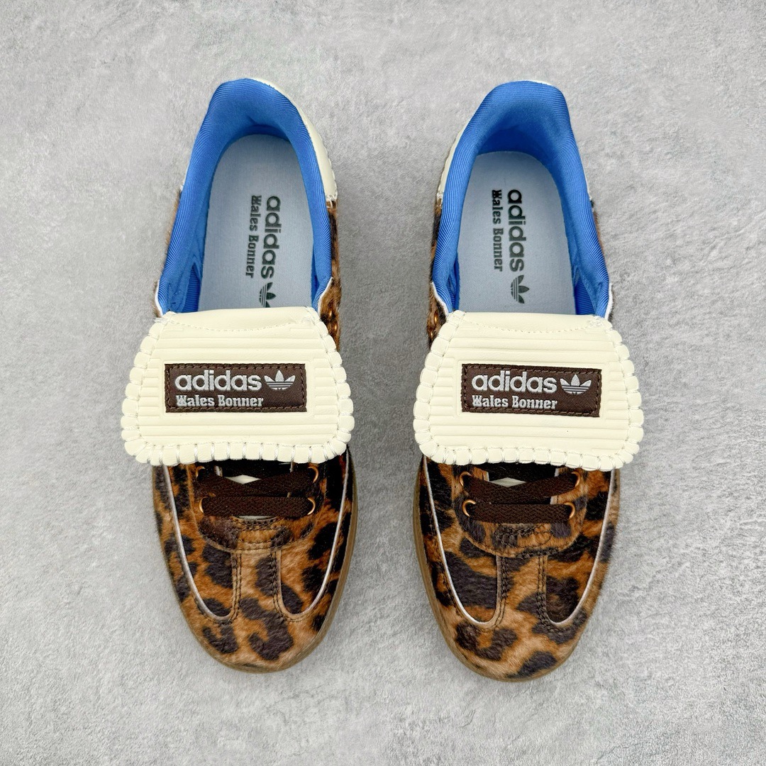 图片[2]-＃福利特价 Wales Bonner x AD Originals Samba Classic 桑巴舞系列绅士德训足球风百搭低帮休闲运动板鞋 伦敦时装品牌 Wales Bonner 携手Originals 打造 2022 最新春夏联名系列。本次为双方的第四度合作，灵感汲取了设计师 Grace Wales Bonner 对于 70、80 年代 Burkina Faso 音乐、摄影方面的研究，选择 Country 与 Samba 两双经典鞋款进行打造。随着 SAMBA 热风的不断席卷，不少品牌与 adidas Originals 的例行合作款式也逐渐受人关注。目前已经曝光两款全新合作鞋款的 Wales Bonner 如今再度曝光一款全新配色 SAMBA 联名。此次合作款式主打亮银反光配色，丝线编织三道杠以及加长鞋舌设计，想必穿着起来回头率也是不低！尺码：36 36⅔ 37⅓ 38 38⅔ 39⅓ 40 40⅔ 41⅓ 42 42⅔ 43⅓ 44 44⅔ 45-选品中心