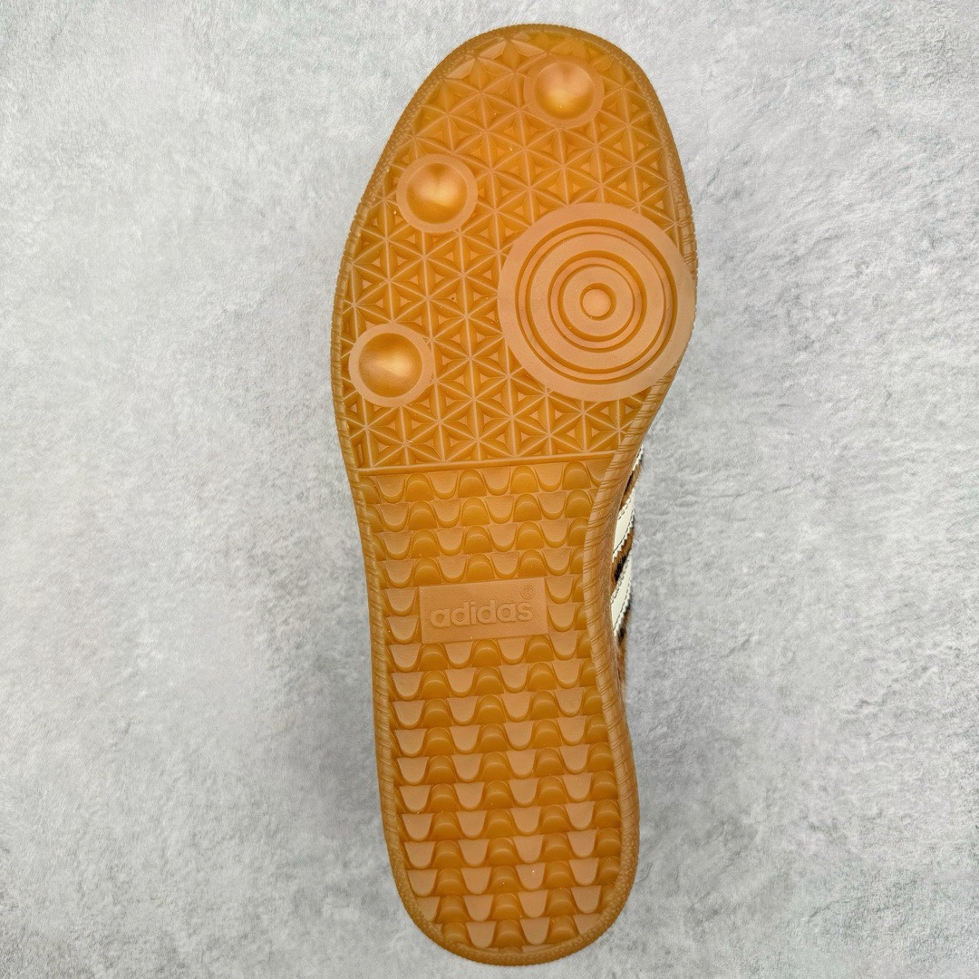 图片[9]-＃福利特价 Wales Bonner x AD Originals Samba Classic 桑巴舞系列绅士德训足球风百搭低帮休闲运动板鞋 伦敦时装品牌 Wales Bonner 携手Originals 打造 2022 最新春夏联名系列。本次为双方的第四度合作，灵感汲取了设计师 Grace Wales Bonner 对于 70、80 年代 Burkina Faso 音乐、摄影方面的研究，选择 Country 与 Samba 两双经典鞋款进行打造。随着 SAMBA 热风的不断席卷，不少品牌与 adidas Originals 的例行合作款式也逐渐受人关注。目前已经曝光两款全新合作鞋款的 Wales Bonner 如今再度曝光一款全新配色 SAMBA 联名。此次合作款式主打亮银反光配色，丝线编织三道杠以及加长鞋舌设计，想必穿着起来回头率也是不低！尺码：36 36⅔ 37⅓ 38 38⅔ 39⅓ 40 40⅔ 41⅓ 42 42⅔ 43⅓ 44 44⅔ 45-选品中心