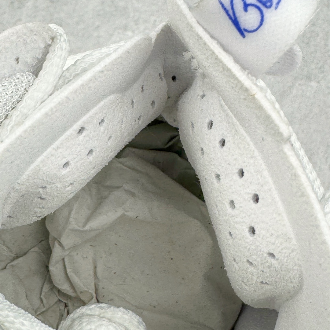 图片[13]-＃JC纯原 NK Air Zoom G.T.Cut 3.0 EP 新款实战低帮篮球鞋 巴黎奥运会 白蓝橙 HJ8206-100 一个月返厂/换新售后服务 支持各种实战 全套原纸板楦头开发 独家原档数据私模唯一正确8层组合大底 全新GT Cut 3.0 全掌搭载了 ZoomX 泡棉 使得整双鞋在缓震表现上可谓相当优秀 拥有着顶级科技配置的同时 颜值设计也非常可观 整体鞋型仍然保留了前低后高的设计 G.T. Cut 传统的突进极速突破的感觉 鞋头麂皮材质和 NK Flywire 飞线工艺 相对来说包裹感更好了 必备的TPU 支撑片 两侧 Swoosh 的透气孔设计 起到散热透气的作用 鞋舌采用类似跑鞋的半开叉式设计 搭配鞋带既可以提升包裹感 又降低了运动中鞋舌乱跑的可能性 鞋子内里填充相当厚实 避免掉跟 尺码：36 36.5 37.5 38 38.5 39 40 40.5 41 42 42.5 43 44 44.5 45 45.5 46 47 47.5 48.5-选品中心