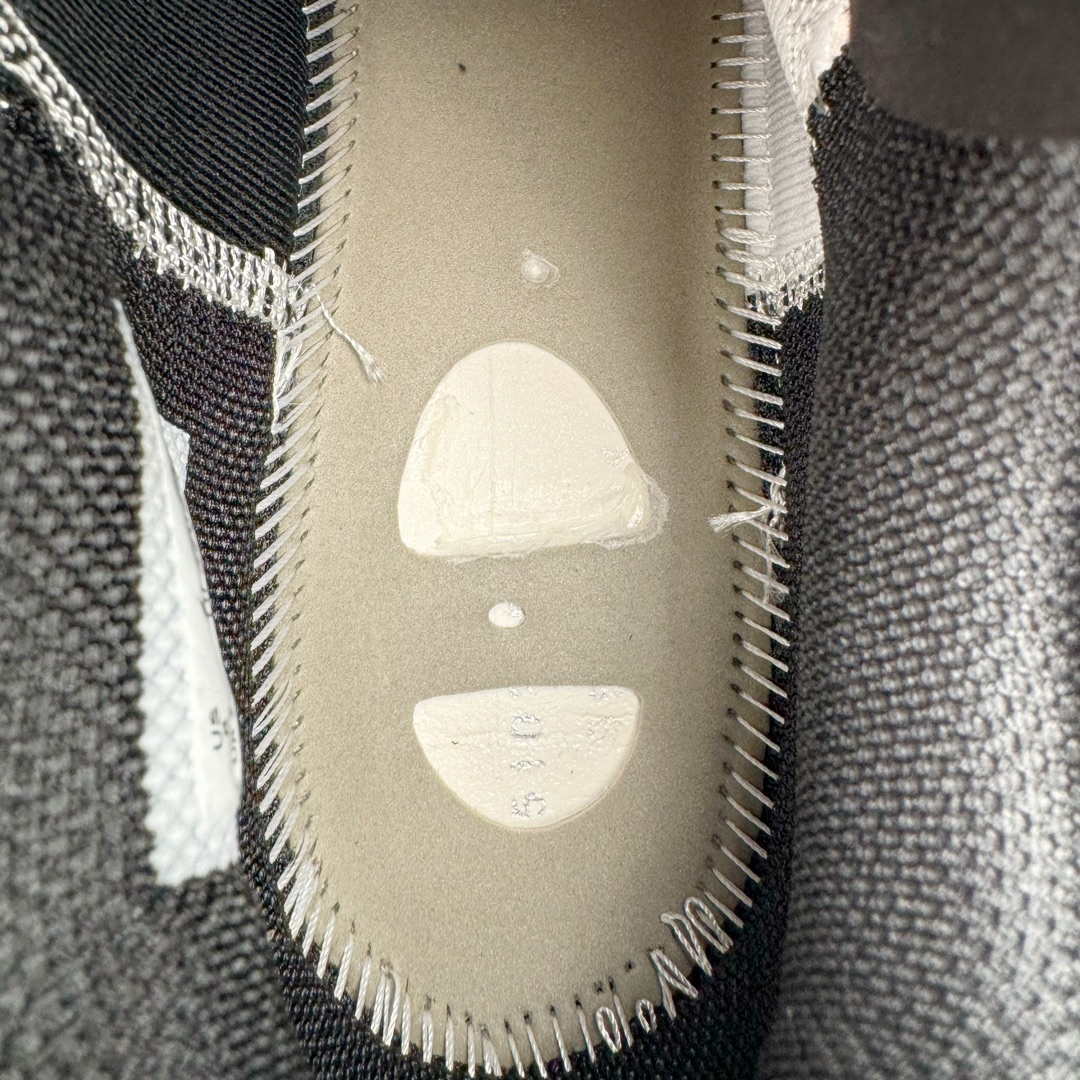 图片[11]-＃JC纯原 NK Air Zoom G.T.Cut 3.0 EP 新款实战低帮篮球鞋 称霸全国 白金 HF5702-170 一个月返厂/换新售后服务 支持各种实战 全套原纸板楦头开发 独家原档数据私模唯一正确8层组合大底 全新GT Cut 3.0 全掌搭载了 ZoomX 泡棉 使得整双鞋在缓震表现上可谓相当优秀 拥有着顶级科技配置的同时 颜值设计也非常可观 整体鞋型仍然保留了前低后高的设计 G.T. Cut 传统的突进极速突破的感觉 鞋头麂皮材质和 NK Flywire 飞线工艺 相对来说包裹感更好了 必备的TPU 支撑片 两侧 Swoosh 的透气孔设计 起到散热透气的作用 鞋舌采用类似跑鞋的半开叉式设计 搭配鞋带既可以提升包裹感 又降低了运动中鞋舌乱跑的可能性 鞋子内里填充相当厚实 避免掉跟 尺码：36 36.5 37.5 38 38.5 39 40 40.5 41 42 42.5 43 44 44.5 45 45.5 46 47 47.5 48.5-选品中心