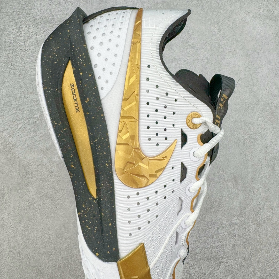 图片[8]-＃JC纯原 NK Air Zoom G.T.Cut 3.0 EP 新款实战低帮篮球鞋 称霸全国 白金 HF5702-170 一个月返厂/换新售后服务 支持各种实战 全套原纸板楦头开发 独家原档数据私模唯一正确8层组合大底 全新GT Cut 3.0 全掌搭载了 ZoomX 泡棉 使得整双鞋在缓震表现上可谓相当优秀 拥有着顶级科技配置的同时 颜值设计也非常可观 整体鞋型仍然保留了前低后高的设计 G.T. Cut 传统的突进极速突破的感觉 鞋头麂皮材质和 NK Flywire 飞线工艺 相对来说包裹感更好了 必备的TPU 支撑片 两侧 Swoosh 的透气孔设计 起到散热透气的作用 鞋舌采用类似跑鞋的半开叉式设计 搭配鞋带既可以提升包裹感 又降低了运动中鞋舌乱跑的可能性 鞋子内里填充相当厚实 避免掉跟 尺码：36 36.5 37.5 38 38.5 39 40 40.5 41 42 42.5 43 44 44.5 45 45.5 46 47 47.5 48.5-选品中心