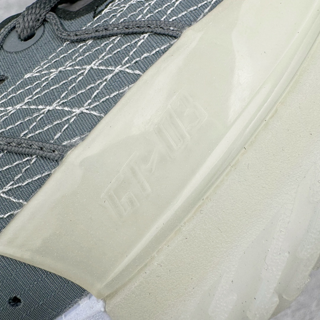 图片[16]-＃JC纯原 NK Air Zoom G.T.Cut 3.0 EP 新款实战低帮篮球鞋 灰色 DV2913-002 一个月返厂/换新售后服务 支持各种实战 全套原纸板楦头开发 独家原档数据私模唯一正确8层组合大底 全新GT Cut 3.0 全掌搭载了 ZoomX 泡棉 使得整双鞋在缓震表现上可谓相当优秀 拥有着顶级科技配置的同时 颜值设计也非常可观 整体鞋型仍然保留了前低后高的设计 G.T. Cut 传统的突进极速突破的感觉 鞋头麂皮材质和 NK Flywire 飞线工艺 相对来说包裹感更好了 必备的TPU 支撑片 两侧 Swoosh 的透气孔设计 起到散热透气的作用 鞋舌采用类似跑鞋的半开叉式设计 搭配鞋带既可以提升包裹感 又降低了运动中鞋舌乱跑的可能性 鞋子内里填充相当厚实 避免掉跟 尺码：36 36.5 37.5 38 38.5 39 40 40.5 41 42 42.5 43 44 44.5 45 45.5 46 47 47.5 48.5-选品中心