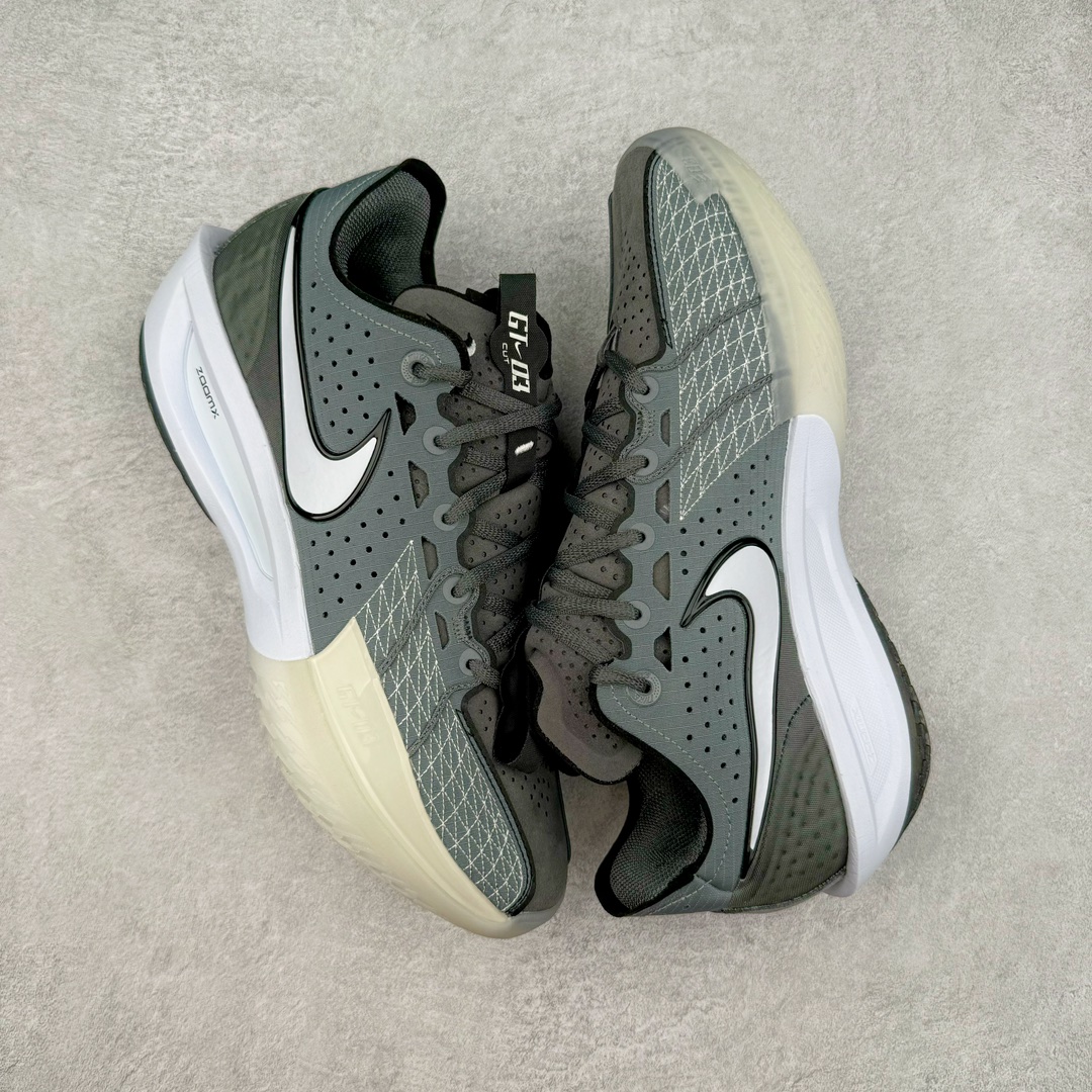 图片[3]-＃JC纯原 NK Air Zoom G.T.Cut 3.0 EP 新款实战低帮篮球鞋 灰色 DV2913-002 一个月返厂/换新售后服务 支持各种实战 全套原纸板楦头开发 独家原档数据私模唯一正确8层组合大底 全新GT Cut 3.0 全掌搭载了 ZoomX 泡棉 使得整双鞋在缓震表现上可谓相当优秀 拥有着顶级科技配置的同时 颜值设计也非常可观 整体鞋型仍然保留了前低后高的设计 G.T. Cut 传统的突进极速突破的感觉 鞋头麂皮材质和 NK Flywire 飞线工艺 相对来说包裹感更好了 必备的TPU 支撑片 两侧 Swoosh 的透气孔设计 起到散热透气的作用 鞋舌采用类似跑鞋的半开叉式设计 搭配鞋带既可以提升包裹感 又降低了运动中鞋舌乱跑的可能性 鞋子内里填充相当厚实 避免掉跟 尺码：36 36.5 37.5 38 38.5 39 40 40.5 41 42 42.5 43 44 44.5 45 45.5 46 47 47.5 48.5-选品中心