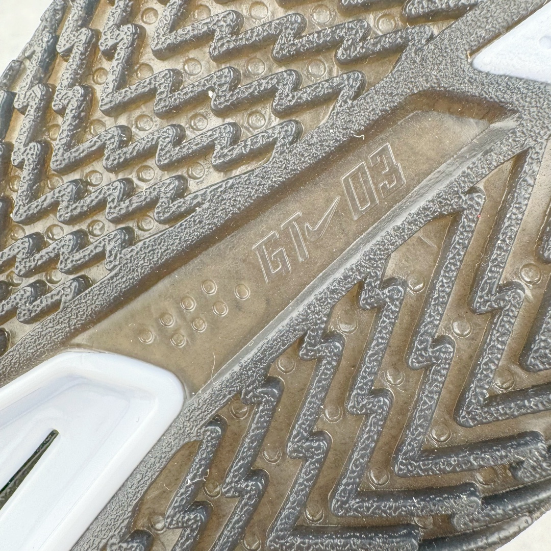 图片[20]-＃JC纯原 NK Air Zoom G.T.Cut 3.0 EP 新款实战低帮篮球鞋 灰色 DV2913-002 一个月返厂/换新售后服务 支持各种实战 全套原纸板楦头开发 独家原档数据私模唯一正确8层组合大底 全新GT Cut 3.0 全掌搭载了 ZoomX 泡棉 使得整双鞋在缓震表现上可谓相当优秀 拥有着顶级科技配置的同时 颜值设计也非常可观 整体鞋型仍然保留了前低后高的设计 G.T. Cut 传统的突进极速突破的感觉 鞋头麂皮材质和 NK Flywire 飞线工艺 相对来说包裹感更好了 必备的TPU 支撑片 两侧 Swoosh 的透气孔设计 起到散热透气的作用 鞋舌采用类似跑鞋的半开叉式设计 搭配鞋带既可以提升包裹感 又降低了运动中鞋舌乱跑的可能性 鞋子内里填充相当厚实 避免掉跟 尺码：36 36.5 37.5 38 38.5 39 40 40.5 41 42 42.5 43 44 44.5 45 45.5 46 47 47.5 48.5-选品中心