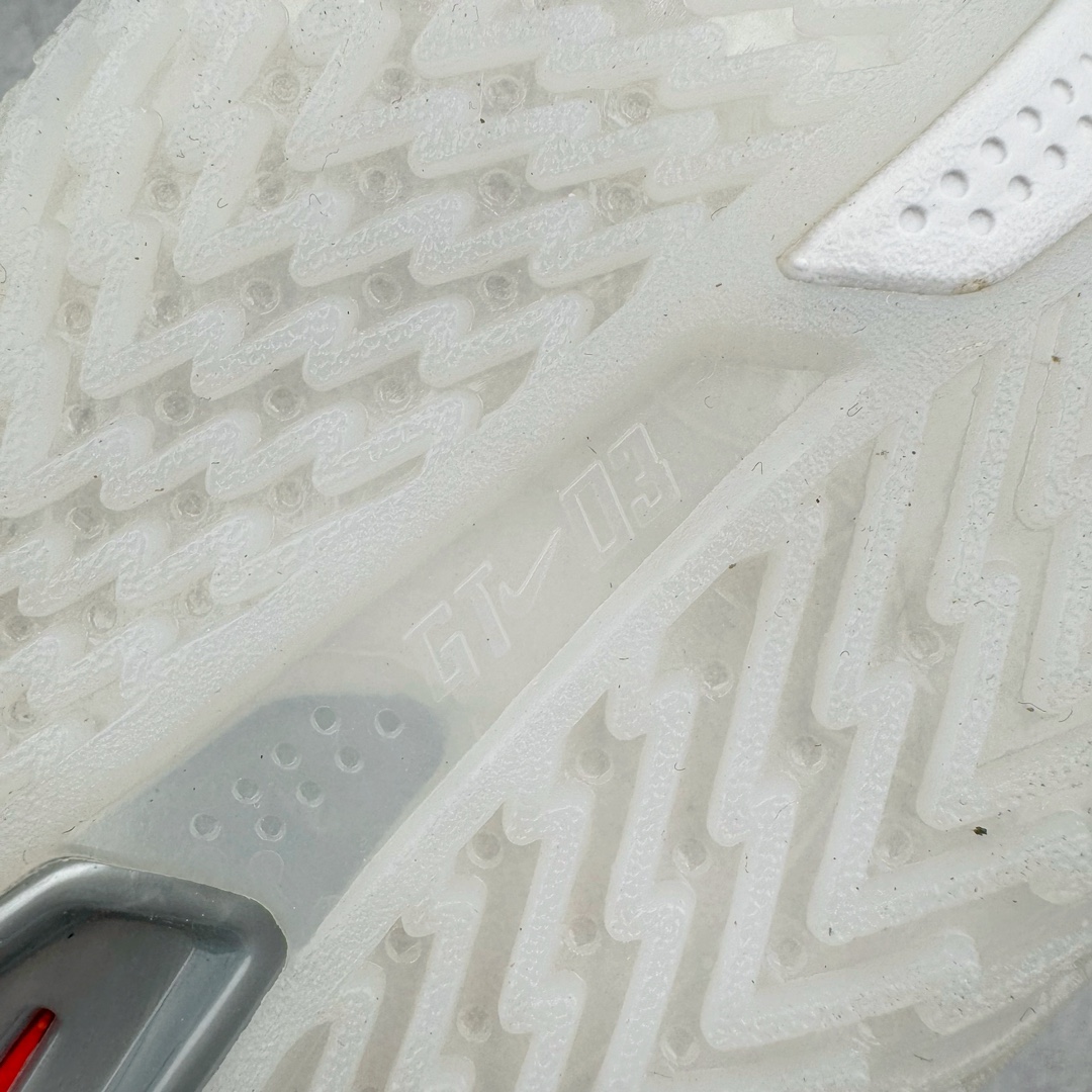 图片[20]-＃JC纯原 NK Air Zoom G.T.Cut 3.0 EP 新款实战低帮篮球鞋 白红 DV2918-101 一个月返厂/换新售后服务 支持各种实战 全套原纸板楦头开发 独家原档数据私模唯一正确8层组合大底 全新GT Cut 3.0 全掌搭载了 ZoomX 泡棉 使得整双鞋在缓震表现上可谓相当优秀 拥有着顶级科技配置的同时 颜值设计也非常可观 整体鞋型仍然保留了前低后高的设计 G.T. Cut 传统的突进极速突破的感觉 鞋头麂皮材质和 NK Flywire 飞线工艺 相对来说包裹感更好了 必备的TPU 支撑片 两侧 Swoosh 的透气孔设计 起到散热透气的作用 鞋舌采用类似跑鞋的半开叉式设计 搭配鞋带既可以提升包裹感 又降低了运动中鞋舌乱跑的可能性 鞋子内里填充相当厚实 避免掉跟 尺码：36 36.5 37.5 38 38.5 39 40 40.5 41 42 42.5 43 44 44.5 45 45.5 46 47 47.5 48.5-选品中心