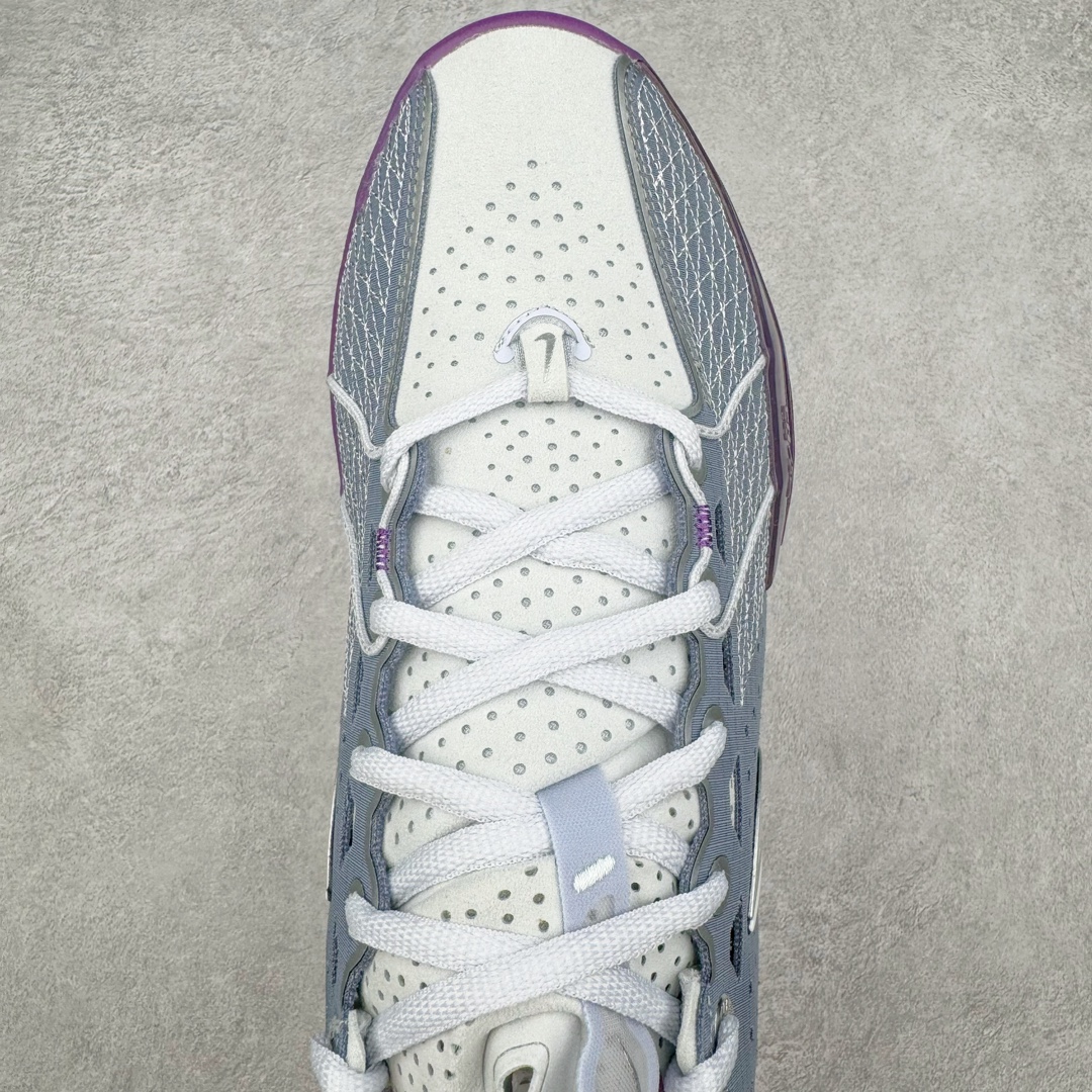 图片[4]-＃JC纯原 NK Air Zoom G.T.Cut 3.0 EP 新款实战低帮篮球鞋 灰紫 DV2918-400 一个月返厂/换新售后服务 支持各种实战 全套原纸板楦头开发 独家原档数据私模唯一正确8层组合大底 全新GT Cut 3.0 全掌搭载了 ZoomX 泡棉 使得整双鞋在缓震表现上可谓相当优秀 拥有着顶级科技配置的同时 颜值设计也非常可观 整体鞋型仍然保留了前低后高的设计 G.T. Cut 传统的突进极速突破的感觉 鞋头麂皮材质和 NK Flywire 飞线工艺 相对来说包裹感更好了 必备的TPU 支撑片 两侧 Swoosh 的透气孔设计 起到散热透气的作用 鞋舌采用类似跑鞋的半开叉式设计 搭配鞋带既可以提升包裹感 又降低了运动中鞋舌乱跑的可能性 鞋子内里填充相当厚实 避免掉跟 尺码：36 36.5 37.5 38 38.5 39 40 40.5 41 42 42.5 43 44 44.5 45 45.5 46 47 47.5 48.5-选品中心