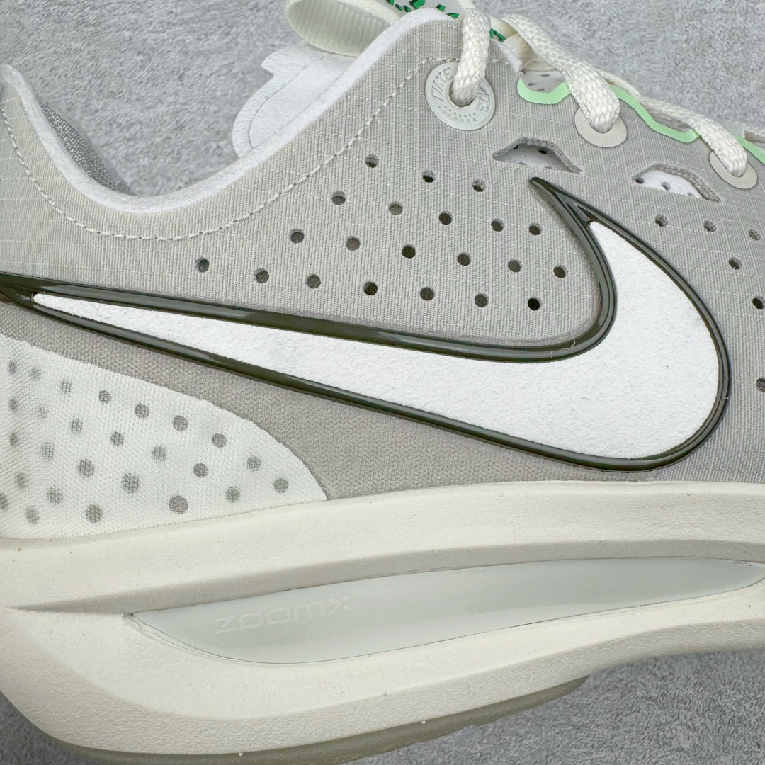 图片[15]-＃JC纯原 NK Air Zoom G.T.Cut 3.0 EP 新款实战低帮篮球鞋 灰绿 DV2913-003 一个月返厂/换新售后服务 支持各种实战 全套原纸板楦头开发 独家原档数据私模唯一正确8层组合大底 全新GT Cut 3.0 全掌搭载了 ZoomX 泡棉 使得整双鞋在缓震表现上可谓相当优秀 拥有着顶级科技配置的同时 颜值设计也非常可观 整体鞋型仍然保留了前低后高的设计 G.T. Cut 传统的突进极速突破的感觉 鞋头麂皮材质和 NK Flywire 飞线工艺 相对来说包裹感更好了 必备的TPU 支撑片 两侧 Swoosh 的透气孔设计 起到散热透气的作用 鞋舌采用类似跑鞋的半开叉式设计 搭配鞋带既可以提升包裹感 又降低了运动中鞋舌乱跑的可能性 鞋子内里填充相当厚实 避免掉跟 尺码：36 36.5 37.5 38 38.5 39 40 40.5 41 42 42.5 43 44 44.5 45 45.5 46 47 47.5 48.5-选品中心