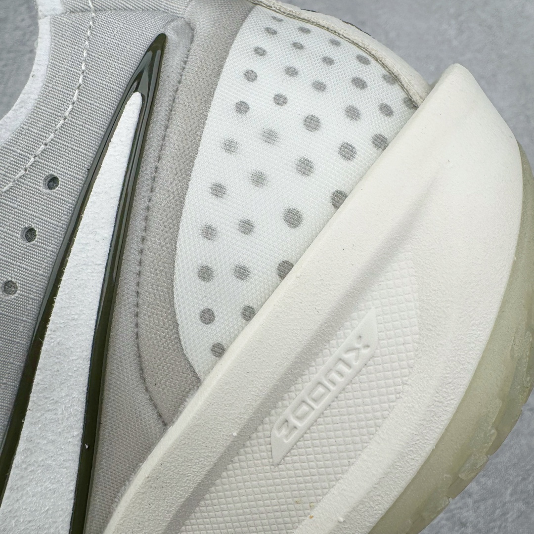 图片[17]-＃JC纯原 NK Air Zoom G.T.Cut 3.0 EP 新款实战低帮篮球鞋 灰绿 DV2913-003 一个月返厂/换新售后服务 支持各种实战 全套原纸板楦头开发 独家原档数据私模唯一正确8层组合大底 全新GT Cut 3.0 全掌搭载了 ZoomX 泡棉 使得整双鞋在缓震表现上可谓相当优秀 拥有着顶级科技配置的同时 颜值设计也非常可观 整体鞋型仍然保留了前低后高的设计 G.T. Cut 传统的突进极速突破的感觉 鞋头麂皮材质和 NK Flywire 飞线工艺 相对来说包裹感更好了 必备的TPU 支撑片 两侧 Swoosh 的透气孔设计 起到散热透气的作用 鞋舌采用类似跑鞋的半开叉式设计 搭配鞋带既可以提升包裹感 又降低了运动中鞋舌乱跑的可能性 鞋子内里填充相当厚实 避免掉跟 尺码：36 36.5 37.5 38 38.5 39 40 40.5 41 42 42.5 43 44 44.5 45 45.5 46 47 47.5 48.5-选品中心