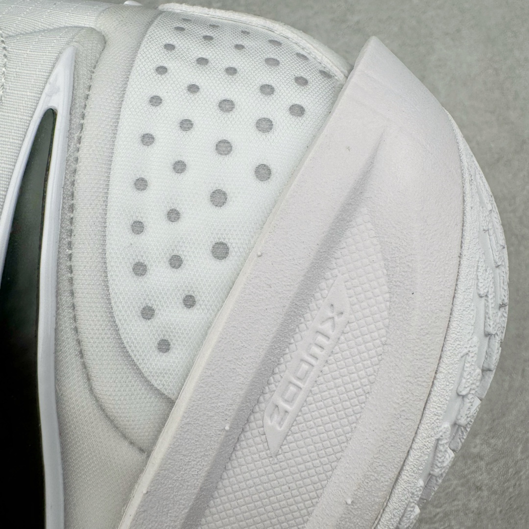 图片[13]-＃JC纯原 NK Air Zoom G.T.Cut 3.0 EP 新款实战低帮篮球鞋 黑白熊猫 DV2913-102 一个月返厂/换新售后服务 支持各种实战 全套原纸板楦头开发 独家原档数据私模唯一正确8层组合大底 全新GT Cut 3.0 全掌搭载了 ZoomX 泡棉 使得整双鞋在缓震表现上可谓相当优秀 拥有着顶级科技配置的同时 颜值设计也非常可观 整体鞋型仍然保留了前低后高的设计 G.T. Cut 传统的突进极速突破的感觉 鞋头麂皮材质和 NK Flywire 飞线工艺 相对来说包裹感更好了 必备的TPU 支撑片 两侧 Swoosh 的透气孔设计 起到散热透气的作用 鞋舌采用类似跑鞋的半开叉式设计 搭配鞋带既可以提升包裹感 又降低了运动中鞋舌乱跑的可能性 鞋子内里填充相当厚实 避免掉跟 尺码：36 36.5 37.5 38 38.5 39 40 40.5 41 42 42.5 43 44 44.5 45 45.5 46 47 47.5 48.5-选品中心