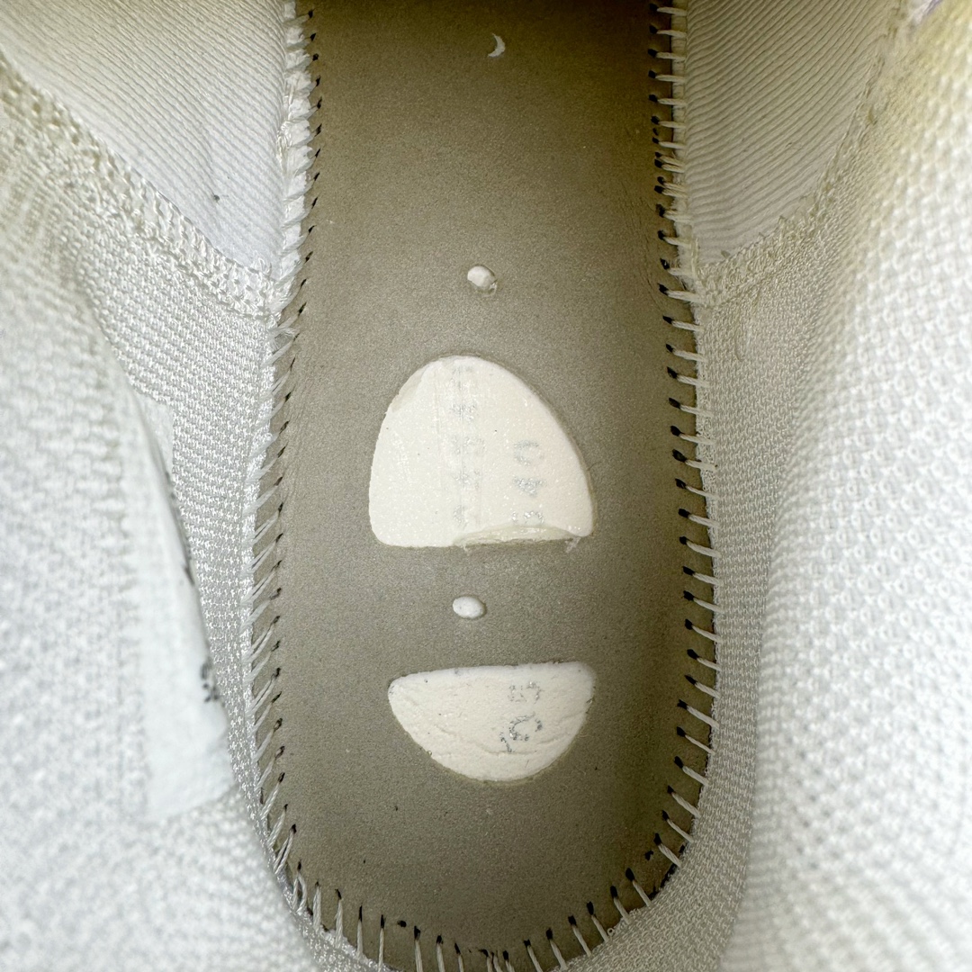 图片[10]-＃JC纯原 NK Air Zoom G.T.Cut 3.0 EP 新款实战低帮篮球鞋 黑白熊猫 DV2913-102 一个月返厂/换新售后服务 支持各种实战 全套原纸板楦头开发 独家原档数据私模唯一正确8层组合大底 全新GT Cut 3.0 全掌搭载了 ZoomX 泡棉 使得整双鞋在缓震表现上可谓相当优秀 拥有着顶级科技配置的同时 颜值设计也非常可观 整体鞋型仍然保留了前低后高的设计 G.T. Cut 传统的突进极速突破的感觉 鞋头麂皮材质和 NK Flywire 飞线工艺 相对来说包裹感更好了 必备的TPU 支撑片 两侧 Swoosh 的透气孔设计 起到散热透气的作用 鞋舌采用类似跑鞋的半开叉式设计 搭配鞋带既可以提升包裹感 又降低了运动中鞋舌乱跑的可能性 鞋子内里填充相当厚实 避免掉跟 尺码：36 36.5 37.5 38 38.5 39 40 40.5 41 42 42.5 43 44 44.5 45 45.5 46 47 47.5 48.5-选品中心