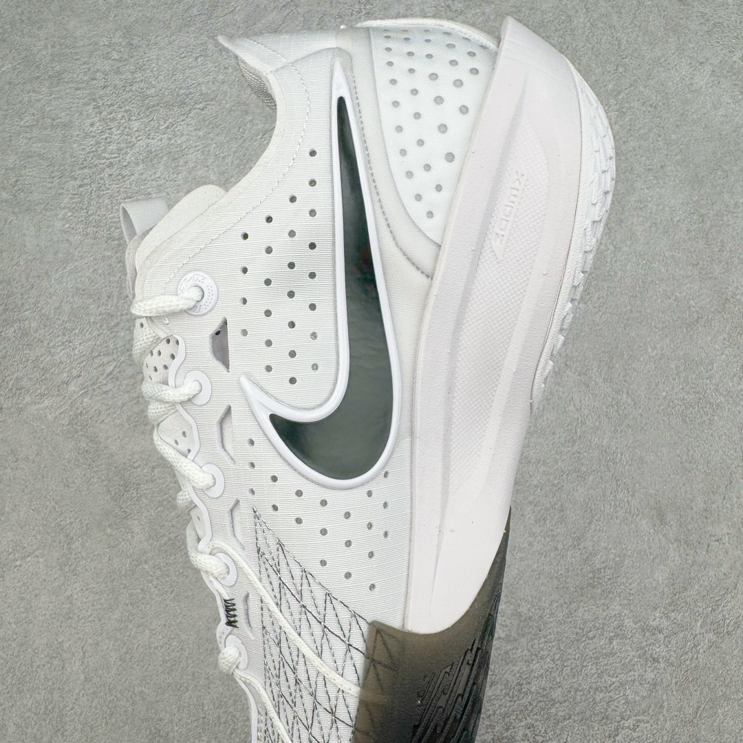 图片[7]-＃JC纯原 NK Air Zoom G.T.Cut 3.0 EP 新款实战低帮篮球鞋 黑白熊猫 DV2913-102 一个月返厂/换新售后服务 支持各种实战 全套原纸板楦头开发 独家原档数据私模唯一正确8层组合大底 全新GT Cut 3.0 全掌搭载了 ZoomX 泡棉 使得整双鞋在缓震表现上可谓相当优秀 拥有着顶级科技配置的同时 颜值设计也非常可观 整体鞋型仍然保留了前低后高的设计 G.T. Cut 传统的突进极速突破的感觉 鞋头麂皮材质和 NK Flywire 飞线工艺 相对来说包裹感更好了 必备的TPU 支撑片 两侧 Swoosh 的透气孔设计 起到散热透气的作用 鞋舌采用类似跑鞋的半开叉式设计 搭配鞋带既可以提升包裹感 又降低了运动中鞋舌乱跑的可能性 鞋子内里填充相当厚实 避免掉跟 尺码：36 36.5 37.5 38 38.5 39 40 40.5 41 42 42.5 43 44 44.5 45 45.5 46 47 47.5 48.5-选品中心