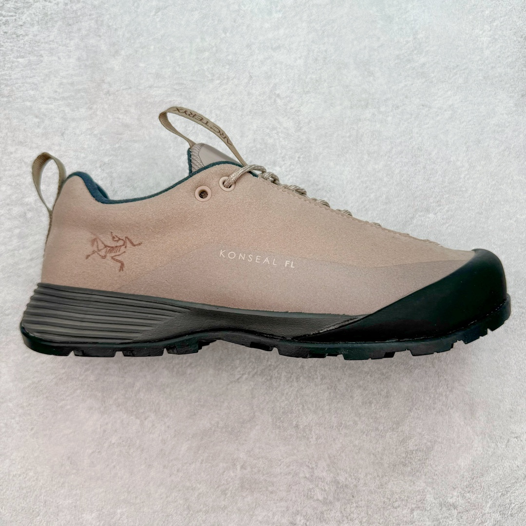 加拿大品牌 始祖鸟·Arcteryx始祖鸟 Konseal Lt 轻量网布防滑轻便耐磨低帮越野跑步鞋 利用先进的技术、更轻但可靠耐用的材料和高度专注的设计流程，我们创造了我们最轻的接近鞋 Konseal LT。它专为在您携带背包和攀爬装备时覆盖崎岖的地面而设计，提供足底支撑和保护、应对不断変化的地形的敏捷性以及 Vibram® Megagrip 外底的自抓地力。内里提供赤足舒适感，鞋跟可平折，因此您可以在系绳或露营时将其作为木屐穿着。尺码：35 36 37 38 39 40 41 42 43 44 45-选品中心