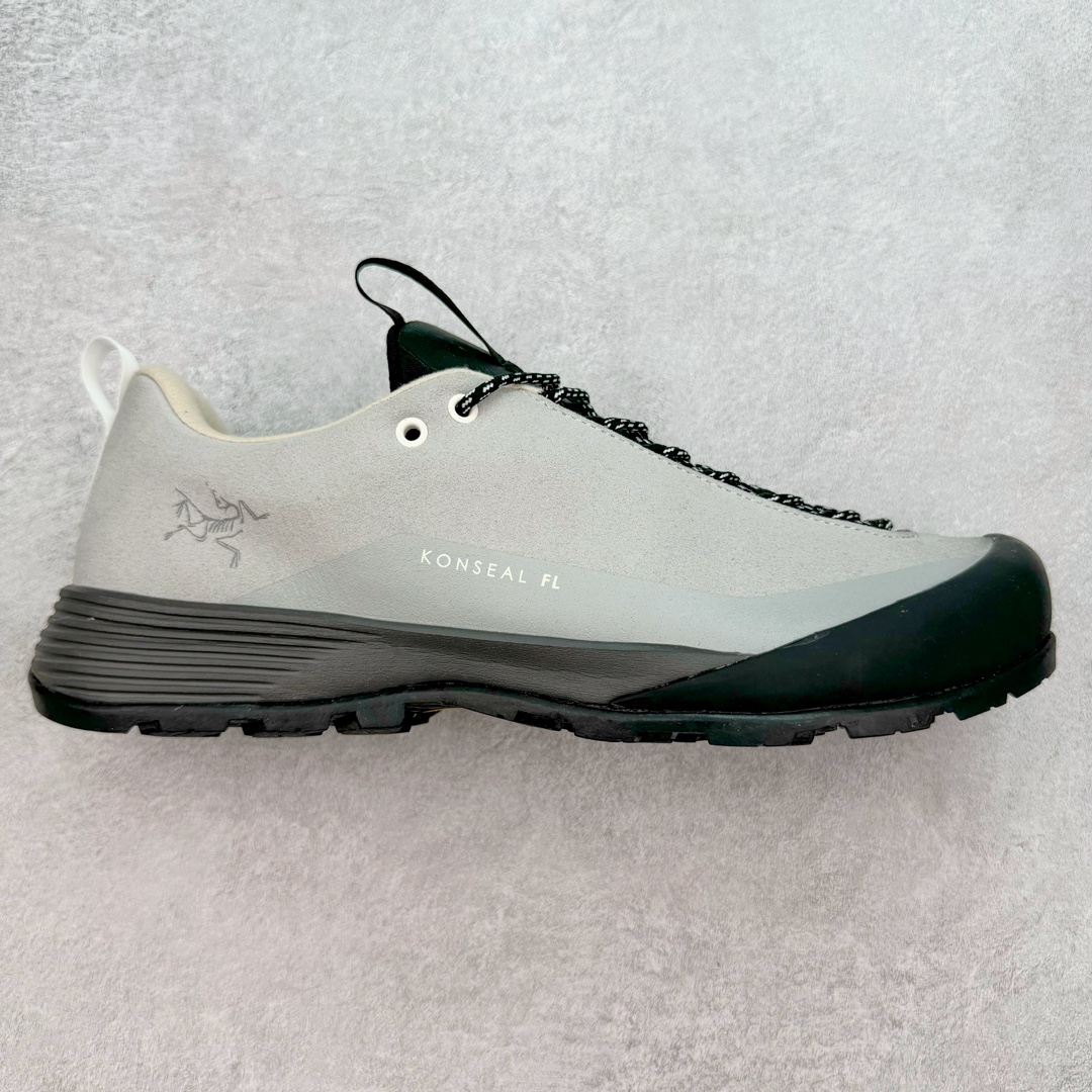 加拿大品牌 始祖鸟·Arcteryx始祖鸟 Konseal Lt 轻量网布防滑轻便耐磨低帮越野跑步鞋 利用先进的技术、更轻但可靠耐用的材料和高度专注的设计流程，我们创造了我们最轻的接近鞋 Konseal LT。它专为在您携带背包和攀爬装备时覆盖崎岖的地面而设计，提供足底支撑和保护、应对不断変化的地形的敏捷性以及 Vibram® Megagrip 外底的自抓地力。内里提供赤足舒适感，鞋跟可平折，因此您可以在系绳或露营时将其作为木屐穿着。尺码：35 36 37 38 39 40 41 42 43 44 45-选品中心