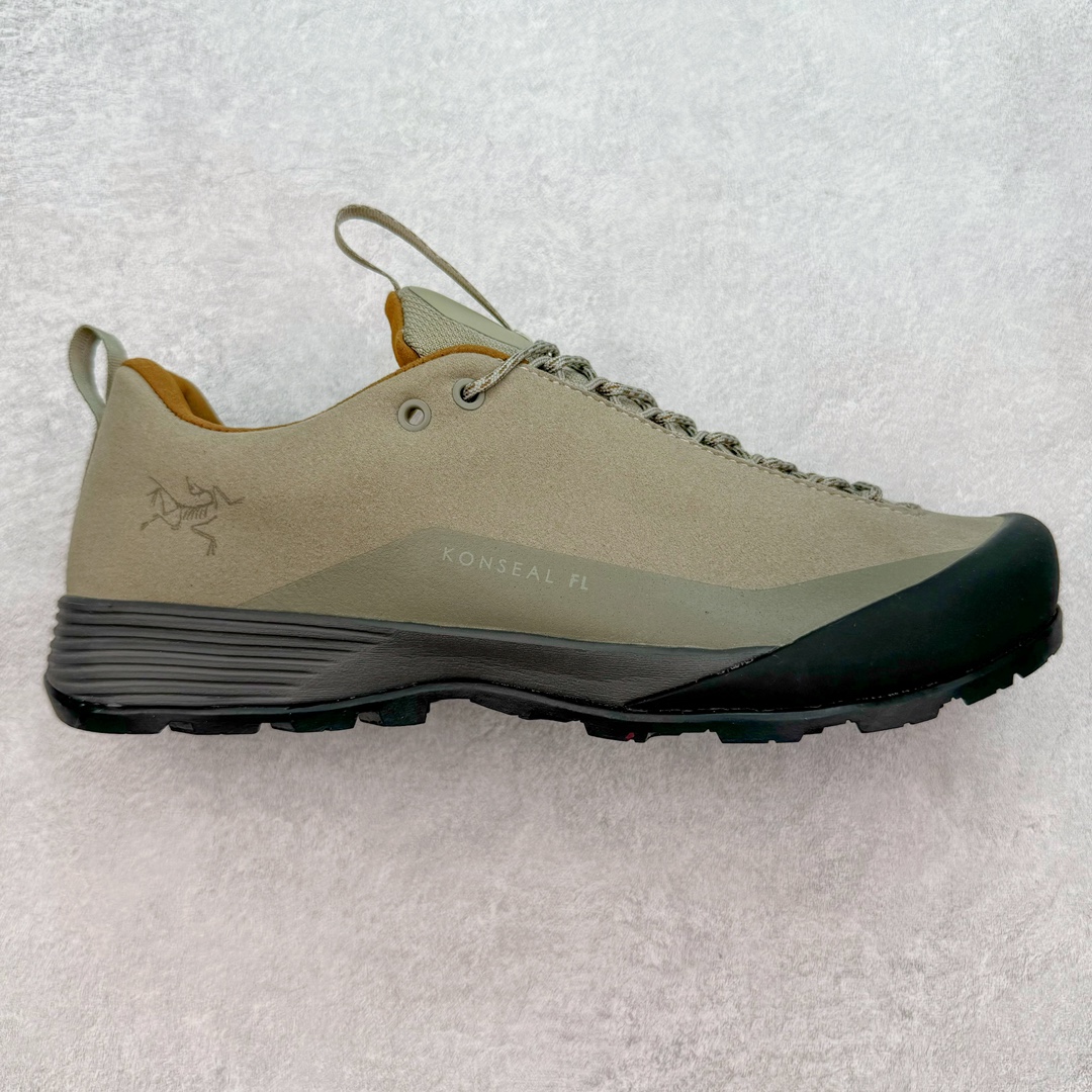 加拿大品牌 始祖鸟·Arcteryx始祖鸟 Konseal Lt 轻量网布防滑轻便耐磨低帮越野跑步鞋 利用先进的技术、更轻但可靠耐用的材料和高度专注的设计流程，我们创造了我们最轻的接近鞋 Konseal LT。它专为在您携带背包和攀爬装备时覆盖崎岖的地面而设计，提供足底支撑和保护、应对不断変化的地形的敏捷性以及 Vibram® Megagrip 外底的自抓地力。内里提供赤足舒适感，鞋跟可平折，因此您可以在系绳或露营时将其作为木屐穿着。尺码：35 36 37 38 39 40 41 42 43 44 45-选品中心