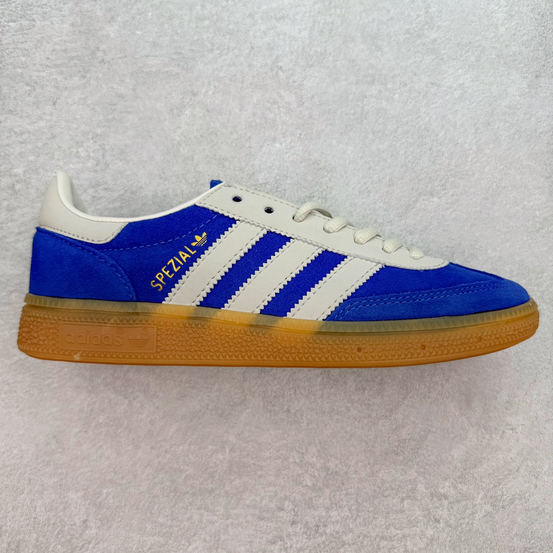 AD Originals Handball SPZL 手球运动员系列百搭休闲运动板鞋 JP5278 这款来自阿迪达斯的这款HANDBALL SPZL前身是一双手球运动鞋，这一次拿来复刻，所以鞋面的主要色彩选用了黑色， 鞋面外侧除了Spezial字母之外还有三叶草标志。Handball SPZL作为复古手球训练鞋与作为室内足球鞋的Samba有着异曲同工之处，但是质感更为出众的鞋身以及丰富的配色选择比起Samba来讲可以说是更胜一筹了！尺码：36 36⅔ 37⅓ 38 38⅔ 39⅓ 40 40⅔ 41⅓ 42 42⅔ 43⅓ 44 45-选品中心