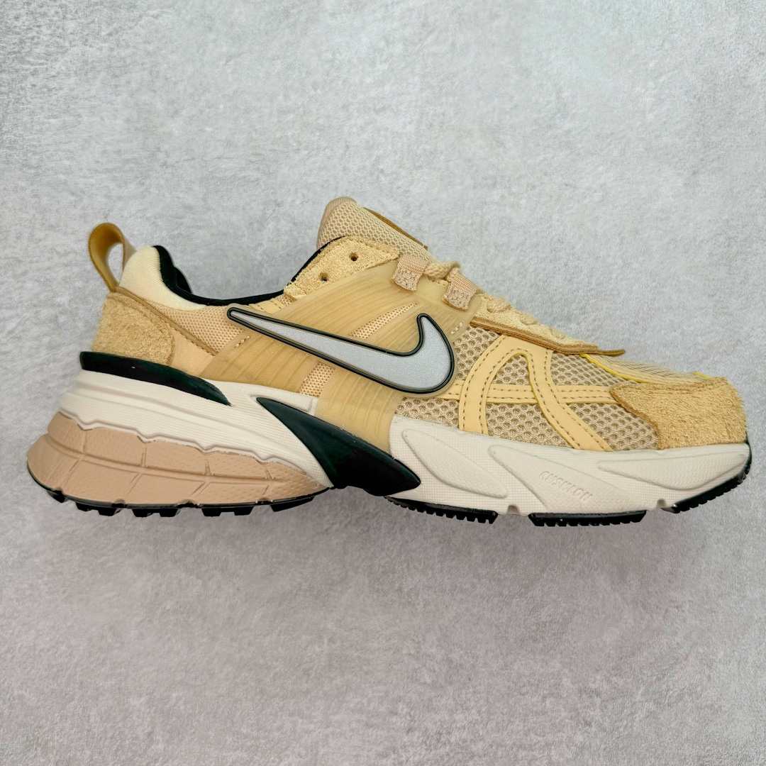 NK V2K Runtekk 减震防滑低帮 复古老爹鞋跑步鞋 FN6709-200 鞋款被命名为 Runtekk 设计上借鉴了 2000 年的跑鞋风格 配色上以金属银为主调 简练又有复古运动气质 材质上使用大面积网眼、皮革、TPU 组成 支撑和透气性肯定不错 中底处由 Cushlon 泡绵打造 保证在压马路时可以提供优秀脚感 并通过一手做旧氧化效果突出复古感 中底造型很容易让大家联想到巴黎世家3XL 增高效果同样不能忽视 尺码：36 36.5 37.5 38 38.5 39 40 40.5 41 42 42.5 43 44 44.5 45-选品中心