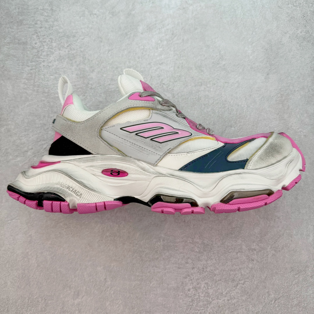 ＃纯原 Balenciaga CARGO Sneaker 巴黎世家十一代圆头系带舒适百搭低帮生活休闲鞋老爹鞋 全套原纸板楦头开发 最原汁原味的灵魂版型 全鞋荧光划线卡点 胶水把控整洁度追求极致完美 每一双都是工艺品 多重QC质检 超越公司货的品控标准 实实在在的免检产品 原盒原配 正确字体电绣 粗细、位置、大小正确 侧边TPU 透气孔匹配意产原版 正确分离大底 TPU软底 原版一致大底LOGO 立体感十足 原厂皮料水洗做旧 采购原厂网纱 这款超细纤维和网布工装运动鞋 来自 Balenciaga 2024年夏季系列 其前卫的设计、夸张的体积和反光细节赋予其特别的轮廓 在 2024 夏季系列的秀场上 我们看到了睽违已久的新款运动鞋 Cargo Sneaker 看鞋名便可猜想 延续 3XL 经典设计 这似乎是一双天生为阔腿 Cargo 而生的鞋款 并且它比起 3XL 本就极度夸张的造型更加夸张 拥有更大的鞋底面积以及更为上翘的鞋头 堪称「5XL」外观设计上除了「比大更大」做旧的厚网布鞋面 还有一种经典 Track 鞋款融合 New Balance 9060 中底之即视感 标志性 Sporty B Logo 置于鞋面中间 再加上明显提高的中底厚度 你也不用害怕与3XL难以分辨 尺码：35/46-选品中心