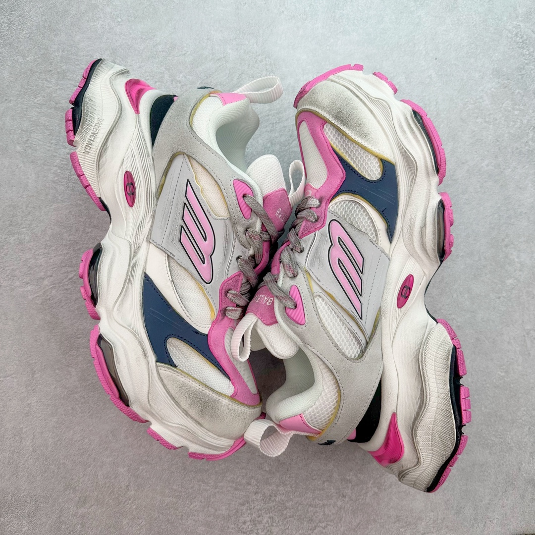 图片[3]-＃纯原 Balenciaga CARGO Sneaker 巴黎世家十一代圆头系带舒适百搭低帮生活休闲鞋老爹鞋 全套原纸板楦头开发 最原汁原味的灵魂版型 全鞋荧光划线卡点 胶水把控整洁度追求极致完美 每一双都是工艺品 多重QC质检 超越公司货的品控标准 实实在在的免检产品 原盒原配 正确字体电绣 粗细、位置、大小正确 侧边TPU 透气孔匹配意产原版 正确分离大底 TPU软底 原版一致大底LOGO 立体感十足 原厂皮料水洗做旧 采购原厂网纱 这款超细纤维和网布工装运动鞋 来自 Balenciaga 2024年夏季系列 其前卫的设计、夸张的体积和反光细节赋予其特别的轮廓 在 2024 夏季系列的秀场上 我们看到了睽违已久的新款运动鞋 Cargo Sneaker 看鞋名便可猜想 延续 3XL 经典设计 这似乎是一双天生为阔腿 Cargo 而生的鞋款 并且它比起 3XL 本就极度夸张的造型更加夸张 拥有更大的鞋底面积以及更为上翘的鞋头 堪称「5XL」外观设计上除了「比大更大」做旧的厚网布鞋面 还有一种经典 Track 鞋款融合 New Balance 9060 中底之即视感 标志性 Sporty B Logo 置于鞋面中间 再加上明显提高的中底厚度 你也不用害怕与3XL难以分辨 尺码：35/46-选品中心