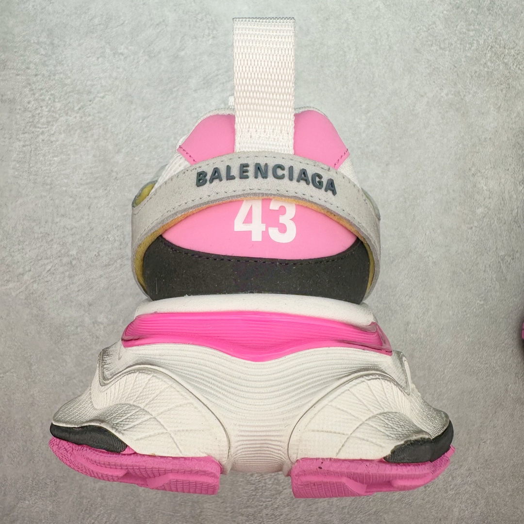图片[8]-＃纯原 Balenciaga CARGO Sneaker 巴黎世家十一代圆头系带舒适百搭低帮生活休闲鞋老爹鞋 全套原纸板楦头开发 最原汁原味的灵魂版型 全鞋荧光划线卡点 胶水把控整洁度追求极致完美 每一双都是工艺品 多重QC质检 超越公司货的品控标准 实实在在的免检产品 原盒原配 正确字体电绣 粗细、位置、大小正确 侧边TPU 透气孔匹配意产原版 正确分离大底 TPU软底 原版一致大底LOGO 立体感十足 原厂皮料水洗做旧 采购原厂网纱 这款超细纤维和网布工装运动鞋 来自 Balenciaga 2024年夏季系列 其前卫的设计、夸张的体积和反光细节赋予其特别的轮廓 在 2024 夏季系列的秀场上 我们看到了睽违已久的新款运动鞋 Cargo Sneaker 看鞋名便可猜想 延续 3XL 经典设计 这似乎是一双天生为阔腿 Cargo 而生的鞋款 并且它比起 3XL 本就极度夸张的造型更加夸张 拥有更大的鞋底面积以及更为上翘的鞋头 堪称「5XL」外观设计上除了「比大更大」做旧的厚网布鞋面 还有一种经典 Track 鞋款融合 New Balance 9060 中底之即视感 标志性 Sporty B Logo 置于鞋面中间 再加上明显提高的中底厚度 你也不用害怕与3XL难以分辨 尺码：35/46-选品中心