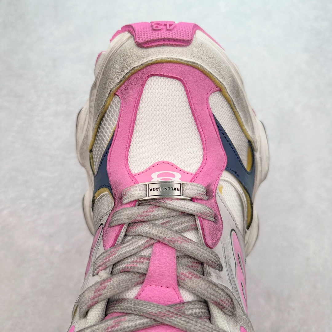 图片[4]-＃纯原 Balenciaga CARGO Sneaker 巴黎世家十一代圆头系带舒适百搭低帮生活休闲鞋老爹鞋 全套原纸板楦头开发 最原汁原味的灵魂版型 全鞋荧光划线卡点 胶水把控整洁度追求极致完美 每一双都是工艺品 多重QC质检 超越公司货的品控标准 实实在在的免检产品 原盒原配 正确字体电绣 粗细、位置、大小正确 侧边TPU 透气孔匹配意产原版 正确分离大底 TPU软底 原版一致大底LOGO 立体感十足 原厂皮料水洗做旧 采购原厂网纱 这款超细纤维和网布工装运动鞋 来自 Balenciaga 2024年夏季系列 其前卫的设计、夸张的体积和反光细节赋予其特别的轮廓 在 2024 夏季系列的秀场上 我们看到了睽违已久的新款运动鞋 Cargo Sneaker 看鞋名便可猜想 延续 3XL 经典设计 这似乎是一双天生为阔腿 Cargo 而生的鞋款 并且它比起 3XL 本就极度夸张的造型更加夸张 拥有更大的鞋底面积以及更为上翘的鞋头 堪称「5XL」外观设计上除了「比大更大」做旧的厚网布鞋面 还有一种经典 Track 鞋款融合 New Balance 9060 中底之即视感 标志性 Sporty B Logo 置于鞋面中间 再加上明显提高的中底厚度 你也不用害怕与3XL难以分辨 尺码：35/46-选品中心