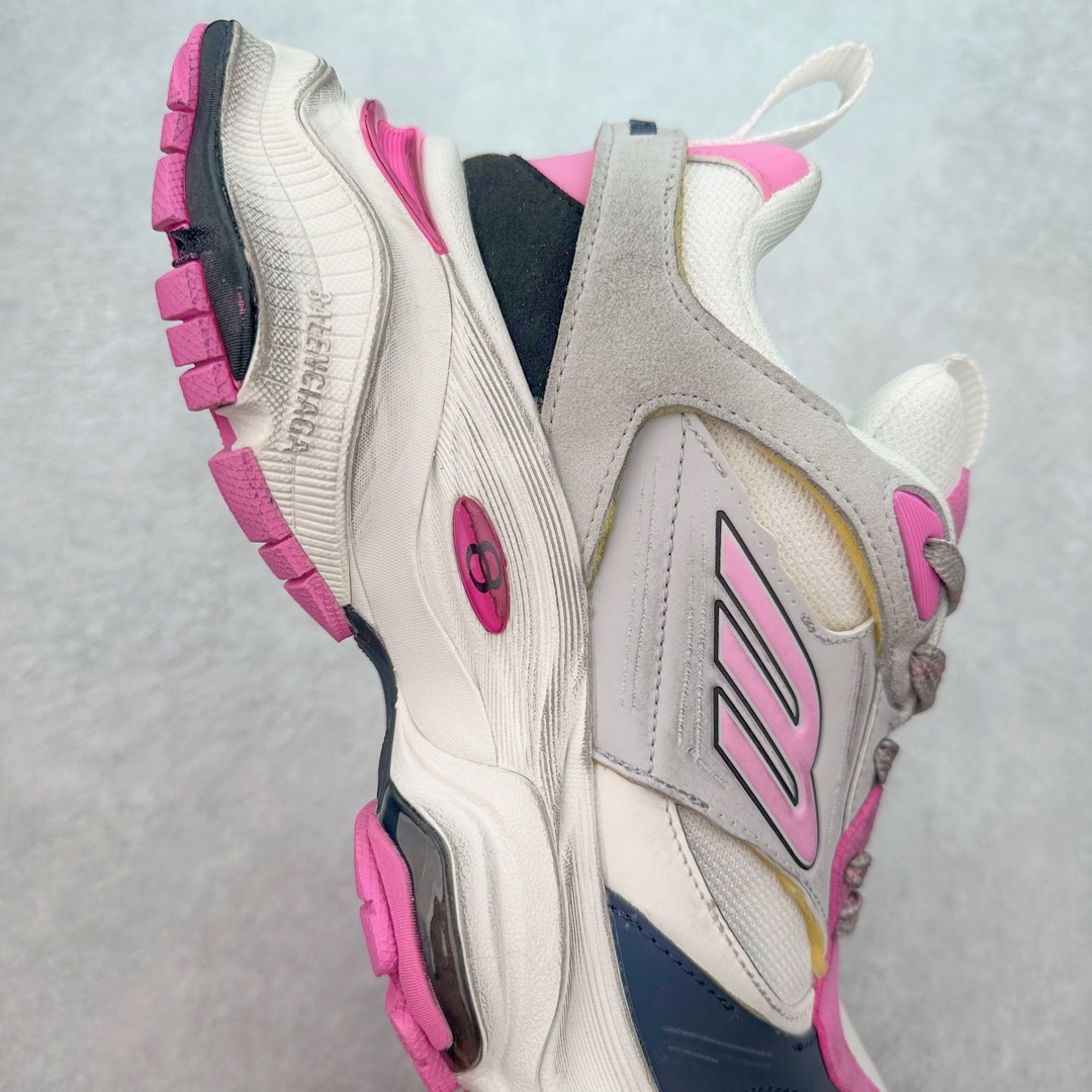 图片[6]-＃纯原 Balenciaga CARGO Sneaker 巴黎世家十一代圆头系带舒适百搭低帮生活休闲鞋老爹鞋 全套原纸板楦头开发 最原汁原味的灵魂版型 全鞋荧光划线卡点 胶水把控整洁度追求极致完美 每一双都是工艺品 多重QC质检 超越公司货的品控标准 实实在在的免检产品 原盒原配 正确字体电绣 粗细、位置、大小正确 侧边TPU 透气孔匹配意产原版 正确分离大底 TPU软底 原版一致大底LOGO 立体感十足 原厂皮料水洗做旧 采购原厂网纱 这款超细纤维和网布工装运动鞋 来自 Balenciaga 2024年夏季系列 其前卫的设计、夸张的体积和反光细节赋予其特别的轮廓 在 2024 夏季系列的秀场上 我们看到了睽违已久的新款运动鞋 Cargo Sneaker 看鞋名便可猜想 延续 3XL 经典设计 这似乎是一双天生为阔腿 Cargo 而生的鞋款 并且它比起 3XL 本就极度夸张的造型更加夸张 拥有更大的鞋底面积以及更为上翘的鞋头 堪称「5XL」外观设计上除了「比大更大」做旧的厚网布鞋面 还有一种经典 Track 鞋款融合 New Balance 9060 中底之即视感 标志性 Sporty B Logo 置于鞋面中间 再加上明显提高的中底厚度 你也不用害怕与3XL难以分辨 尺码：35/46-选品中心