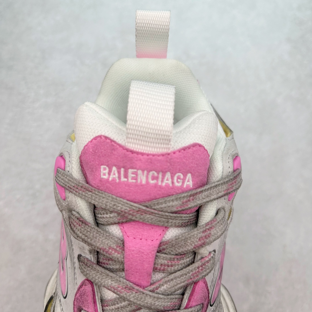图片[5]-＃纯原 Balenciaga CARGO Sneaker 巴黎世家十一代圆头系带舒适百搭低帮生活休闲鞋老爹鞋 全套原纸板楦头开发 最原汁原味的灵魂版型 全鞋荧光划线卡点 胶水把控整洁度追求极致完美 每一双都是工艺品 多重QC质检 超越公司货的品控标准 实实在在的免检产品 原盒原配 正确字体电绣 粗细、位置、大小正确 侧边TPU 透气孔匹配意产原版 正确分离大底 TPU软底 原版一致大底LOGO 立体感十足 原厂皮料水洗做旧 采购原厂网纱 这款超细纤维和网布工装运动鞋 来自 Balenciaga 2024年夏季系列 其前卫的设计、夸张的体积和反光细节赋予其特别的轮廓 在 2024 夏季系列的秀场上 我们看到了睽违已久的新款运动鞋 Cargo Sneaker 看鞋名便可猜想 延续 3XL 经典设计 这似乎是一双天生为阔腿 Cargo 而生的鞋款 并且它比起 3XL 本就极度夸张的造型更加夸张 拥有更大的鞋底面积以及更为上翘的鞋头 堪称「5XL」外观设计上除了「比大更大」做旧的厚网布鞋面 还有一种经典 Track 鞋款融合 New Balance 9060 中底之即视感 标志性 Sporty B Logo 置于鞋面中间 再加上明显提高的中底厚度 你也不用害怕与3XL难以分辨 尺码：35/46-选品中心