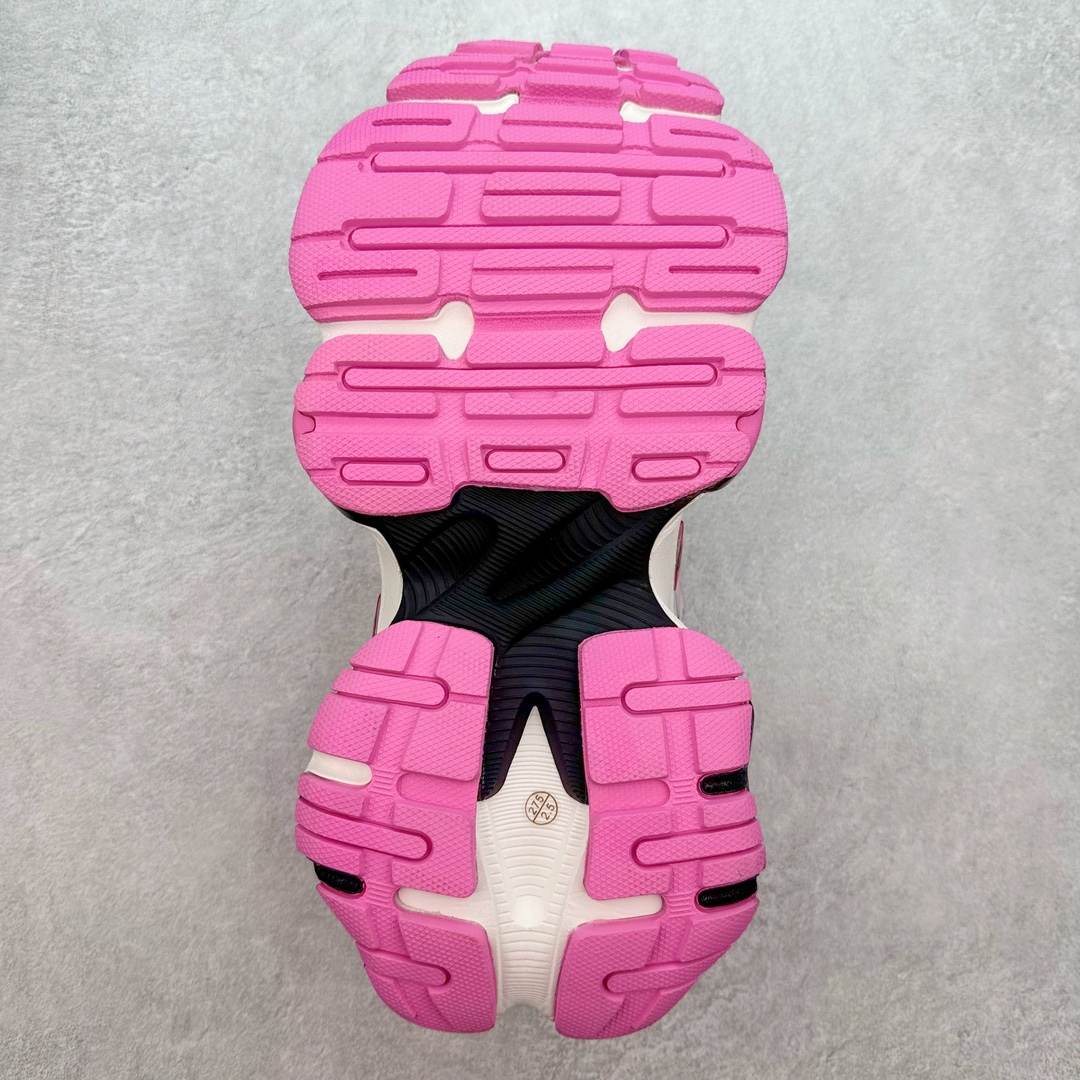 图片[9]-＃纯原 Balenciaga CARGO Sneaker 巴黎世家十一代圆头系带舒适百搭低帮生活休闲鞋老爹鞋 全套原纸板楦头开发 最原汁原味的灵魂版型 全鞋荧光划线卡点 胶水把控整洁度追求极致完美 每一双都是工艺品 多重QC质检 超越公司货的品控标准 实实在在的免检产品 原盒原配 正确字体电绣 粗细、位置、大小正确 侧边TPU 透气孔匹配意产原版 正确分离大底 TPU软底 原版一致大底LOGO 立体感十足 原厂皮料水洗做旧 采购原厂网纱 这款超细纤维和网布工装运动鞋 来自 Balenciaga 2024年夏季系列 其前卫的设计、夸张的体积和反光细节赋予其特别的轮廓 在 2024 夏季系列的秀场上 我们看到了睽违已久的新款运动鞋 Cargo Sneaker 看鞋名便可猜想 延续 3XL 经典设计 这似乎是一双天生为阔腿 Cargo 而生的鞋款 并且它比起 3XL 本就极度夸张的造型更加夸张 拥有更大的鞋底面积以及更为上翘的鞋头 堪称「5XL」外观设计上除了「比大更大」做旧的厚网布鞋面 还有一种经典 Track 鞋款融合 New Balance 9060 中底之即视感 标志性 Sporty B Logo 置于鞋面中间 再加上明显提高的中底厚度 你也不用害怕与3XL难以分辨 尺码：35/46-选品中心