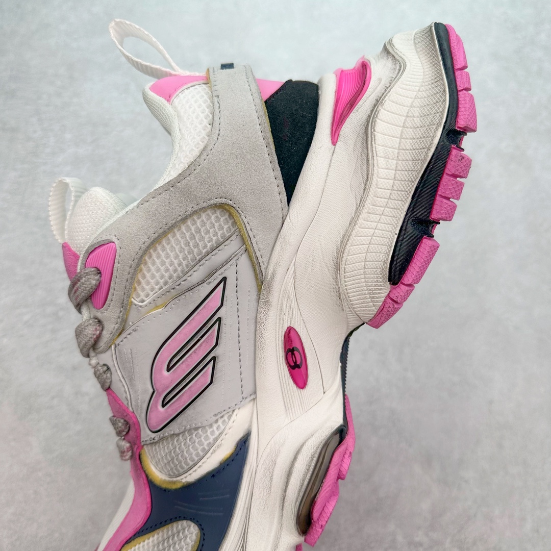 图片[7]-＃纯原 Balenciaga CARGO Sneaker 巴黎世家十一代圆头系带舒适百搭低帮生活休闲鞋老爹鞋 全套原纸板楦头开发 最原汁原味的灵魂版型 全鞋荧光划线卡点 胶水把控整洁度追求极致完美 每一双都是工艺品 多重QC质检 超越公司货的品控标准 实实在在的免检产品 原盒原配 正确字体电绣 粗细、位置、大小正确 侧边TPU 透气孔匹配意产原版 正确分离大底 TPU软底 原版一致大底LOGO 立体感十足 原厂皮料水洗做旧 采购原厂网纱 这款超细纤维和网布工装运动鞋 来自 Balenciaga 2024年夏季系列 其前卫的设计、夸张的体积和反光细节赋予其特别的轮廓 在 2024 夏季系列的秀场上 我们看到了睽违已久的新款运动鞋 Cargo Sneaker 看鞋名便可猜想 延续 3XL 经典设计 这似乎是一双天生为阔腿 Cargo 而生的鞋款 并且它比起 3XL 本就极度夸张的造型更加夸张 拥有更大的鞋底面积以及更为上翘的鞋头 堪称「5XL」外观设计上除了「比大更大」做旧的厚网布鞋面 还有一种经典 Track 鞋款融合 New Balance 9060 中底之即视感 标志性 Sporty B Logo 置于鞋面中间 再加上明显提高的中底厚度 你也不用害怕与3XL难以分辨 尺码：35/46-选品中心