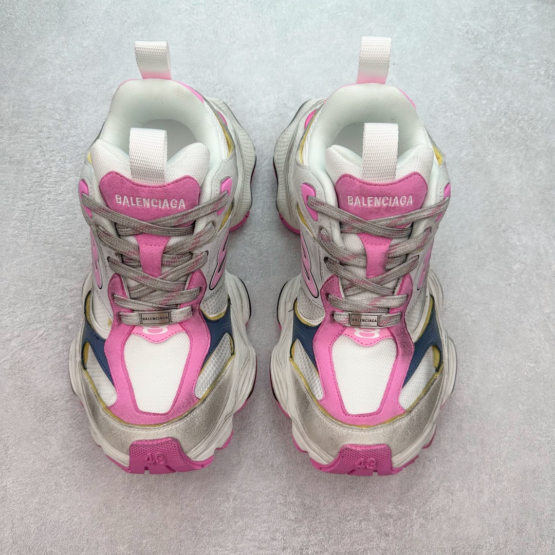 图片[2]-＃纯原 Balenciaga CARGO Sneaker 巴黎世家十一代圆头系带舒适百搭低帮生活休闲鞋老爹鞋 全套原纸板楦头开发 最原汁原味的灵魂版型 全鞋荧光划线卡点 胶水把控整洁度追求极致完美 每一双都是工艺品 多重QC质检 超越公司货的品控标准 实实在在的免检产品 原盒原配 正确字体电绣 粗细、位置、大小正确 侧边TPU 透气孔匹配意产原版 正确分离大底 TPU软底 原版一致大底LOGO 立体感十足 原厂皮料水洗做旧 采购原厂网纱 这款超细纤维和网布工装运动鞋 来自 Balenciaga 2024年夏季系列 其前卫的设计、夸张的体积和反光细节赋予其特别的轮廓 在 2024 夏季系列的秀场上 我们看到了睽违已久的新款运动鞋 Cargo Sneaker 看鞋名便可猜想 延续 3XL 经典设计 这似乎是一双天生为阔腿 Cargo 而生的鞋款 并且它比起 3XL 本就极度夸张的造型更加夸张 拥有更大的鞋底面积以及更为上翘的鞋头 堪称「5XL」外观设计上除了「比大更大」做旧的厚网布鞋面 还有一种经典 Track 鞋款融合 New Balance 9060 中底之即视感 标志性 Sporty B Logo 置于鞋面中间 再加上明显提高的中底厚度 你也不用害怕与3XL难以分辨 尺码：35/46-选品中心