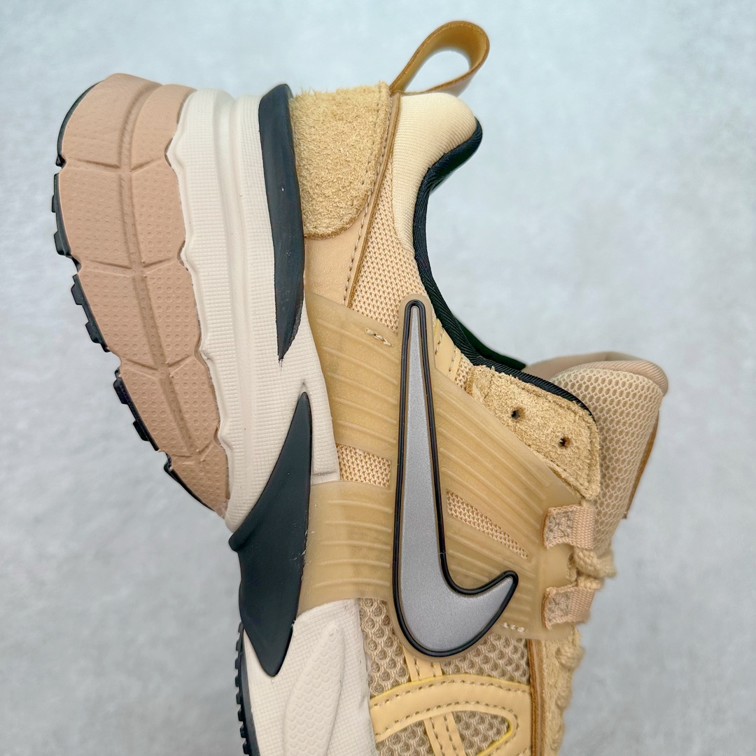 图片[6]-NK V2K Runtekk 减震防滑低帮 复古老爹鞋跑步鞋 FN6709-200 鞋款被命名为 Runtekk 设计上借鉴了 2000 年的跑鞋风格 配色上以金属银为主调 简练又有复古运动气质 材质上使用大面积网眼、皮革、TPU 组成 支撑和透气性肯定不错 中底处由 Cushlon 泡绵打造 保证在压马路时可以提供优秀脚感 并通过一手做旧氧化效果突出复古感 中底造型很容易让大家联想到巴黎世家3XL 增高效果同样不能忽视 尺码：36 36.5 37.5 38 38.5 39 40 40.5 41 42 42.5 43 44 44.5 45-选品中心