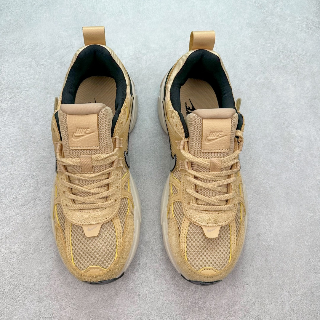 图片[2]-NK V2K Runtekk 减震防滑低帮 复古老爹鞋跑步鞋 FN6709-200 鞋款被命名为 Runtekk 设计上借鉴了 2000 年的跑鞋风格 配色上以金属银为主调 简练又有复古运动气质 材质上使用大面积网眼、皮革、TPU 组成 支撑和透气性肯定不错 中底处由 Cushlon 泡绵打造 保证在压马路时可以提供优秀脚感 并通过一手做旧氧化效果突出复古感 中底造型很容易让大家联想到巴黎世家3XL 增高效果同样不能忽视 尺码：36 36.5 37.5 38 38.5 39 40 40.5 41 42 42.5 43 44 44.5 45-选品中心