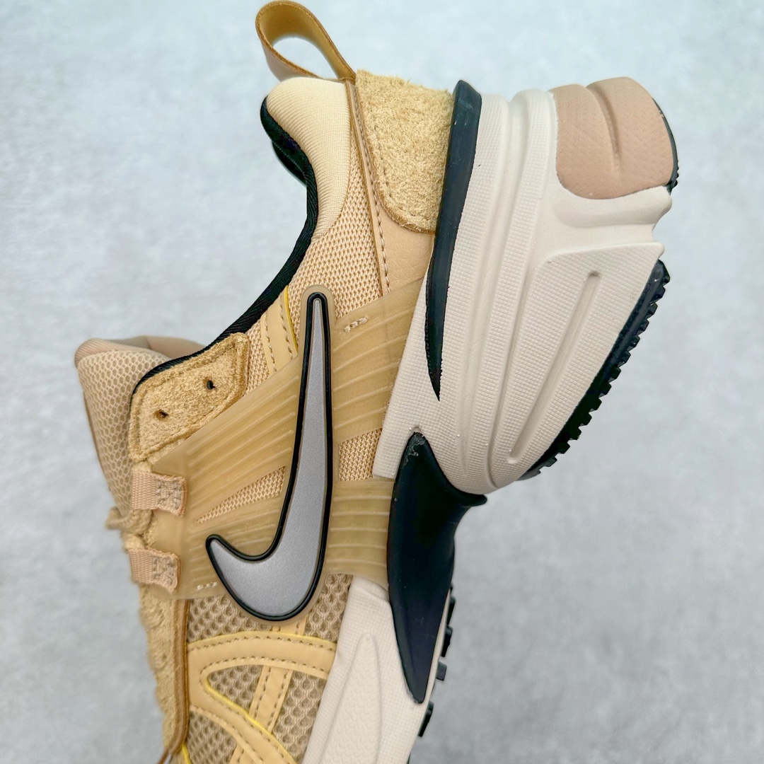 图片[7]-NK V2K Runtekk 减震防滑低帮 复古老爹鞋跑步鞋 FN6709-200 鞋款被命名为 Runtekk 设计上借鉴了 2000 年的跑鞋风格 配色上以金属银为主调 简练又有复古运动气质 材质上使用大面积网眼、皮革、TPU 组成 支撑和透气性肯定不错 中底处由 Cushlon 泡绵打造 保证在压马路时可以提供优秀脚感 并通过一手做旧氧化效果突出复古感 中底造型很容易让大家联想到巴黎世家3XL 增高效果同样不能忽视 尺码：36 36.5 37.5 38 38.5 39 40 40.5 41 42 42.5 43 44 44.5 45-选品中心