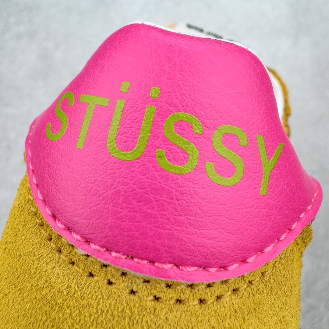 图片[15]-＃KZ纯原 Stussy x NK Roshe Run LD-1000 舒适百搭防滑耐磨低帮休闲跑步鞋男女同款 斯图西联名 棕粉 FQ5369-700 以其中白蓝色款式为例 设计师将白色作为底色 使用蓝色点缀两侧 NK Swoosh 提升视觉层次感的同时还进一步丰富色彩体系 材质方面更是尽显复古气质 全鞋采用大面积网眼面料设计 再在鞋头位置搭配上一大块绒面革 塑造出出色质感以及良好的透气性能 细节上 最醒目的便是两侧精致的Swoosh 点明品牌身份 此外鞋舌上出现的 Stussy 手绘涂鸦字体同样格外亮眼 不仅如此 鞋款后跟上还有 Stussy 字样 Logo 再次点题 彰显出该鞋款特有的联名属性 尺码：36 36.5 37.5 38 38.5 39 40 40.5 41 42 42.5 43 44 44.5 45 46-选品中心